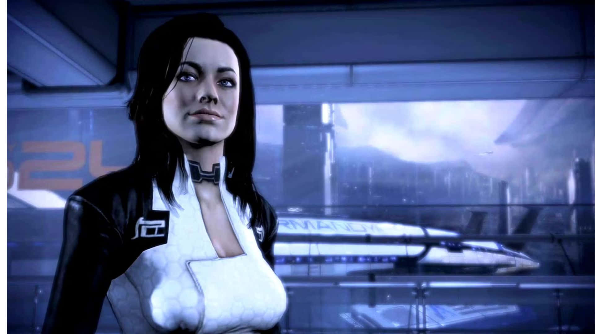 Miranda Lawson 桌布 壁紙 — 一位身穿未來風格黑白服裝的女性，站在時尚的藍色科幻室內，身後可見一艘太空船。