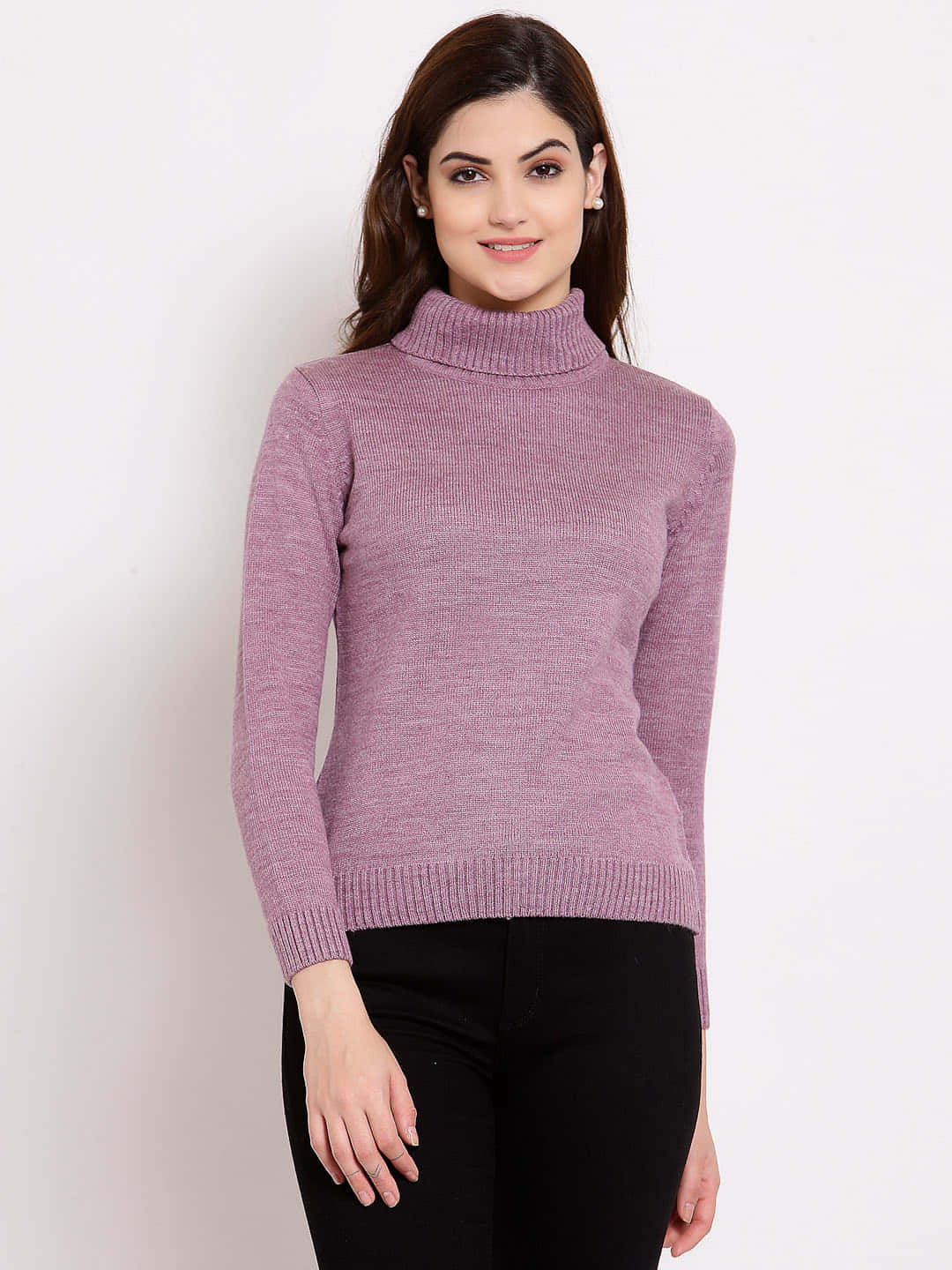 Purple Turtle-neck Sweater 桌布 壁紙 — 一位身穿柔軟薰衣草色高領毛衣和黑色長褲的女性，在純白色背景前擺姿勢。