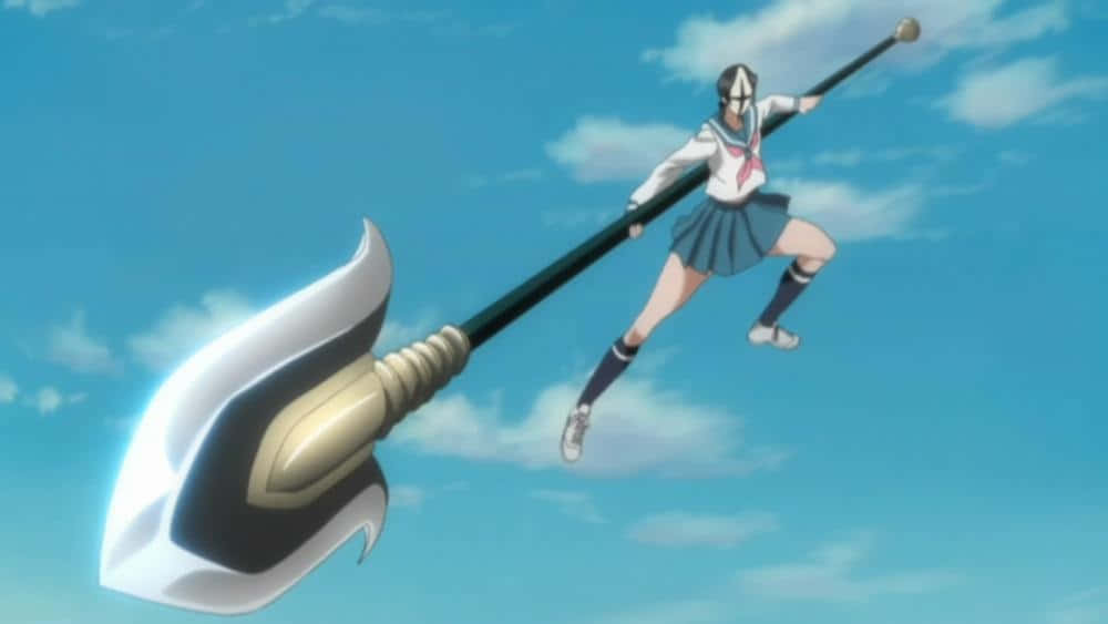 Lisa Yadomaru 桌布 壁紙 — 一位身穿校服的女動漫戰士，揮舞著巨大的發光斧頭，飛過明亮的藍天。
