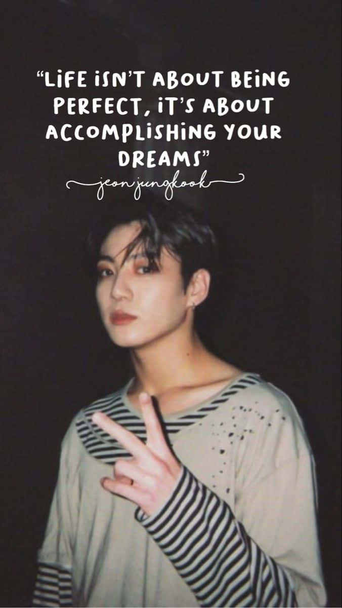 Bts Inspirational 桌布 壁紙 — 一位身穿條紋襯衫的年輕男子在深色背景上做出和平手勢，並疊加了一句勵志名言。