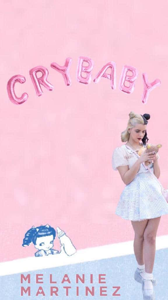Melanie Martinez 桌布 壁紙 — 一位身穿條紋連衣裙的年輕女子，在粉紅色牆壁前抱著一隻泰迪熊，牆上有「CRYBABY」氣球和卡通嬰兒插圖。