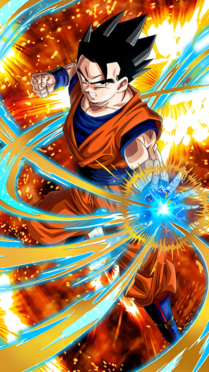 Mystic Gohan 桌布 壁紙 — 一位身穿橙色道服的兇猛動漫戰士，在熾熱的橙色和黃色背景下釋放出發光的藍色能量爆炸。