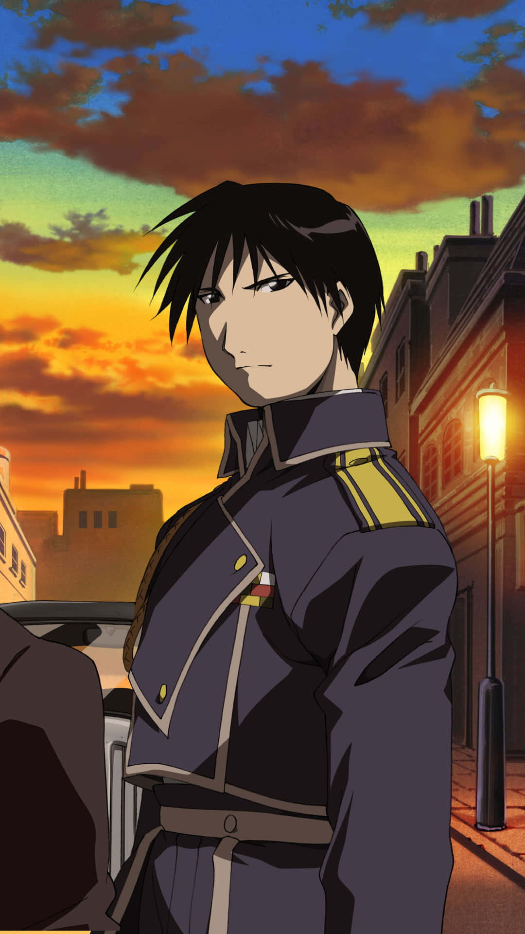 Roy Mustang 桌布 壁紙 — 一位身穿深色制服嘅年輕動漫士兵企喺城市街道上，而充滿活力嘅夕陽將天空染成橙色同藍色。