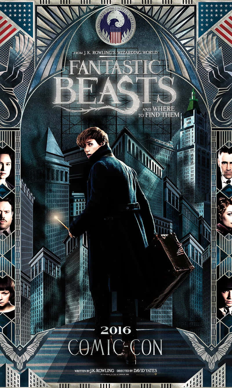 Fantastic Beasts 桌布 壁紙 — 一位身穿深色外套的巫師站在高聳的城市景觀中，在華麗的拱門下拿著發光的魔杖。