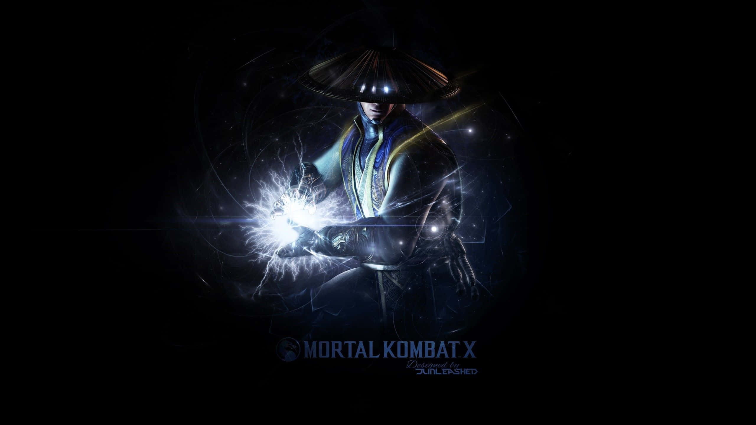 Mortal Kombat Raiden 桌布 壁紙 — 一位身穿深色衣服、戴著錐形帽的武術家在黑色背景的宇宙虛空中引導發光的藍色能量。