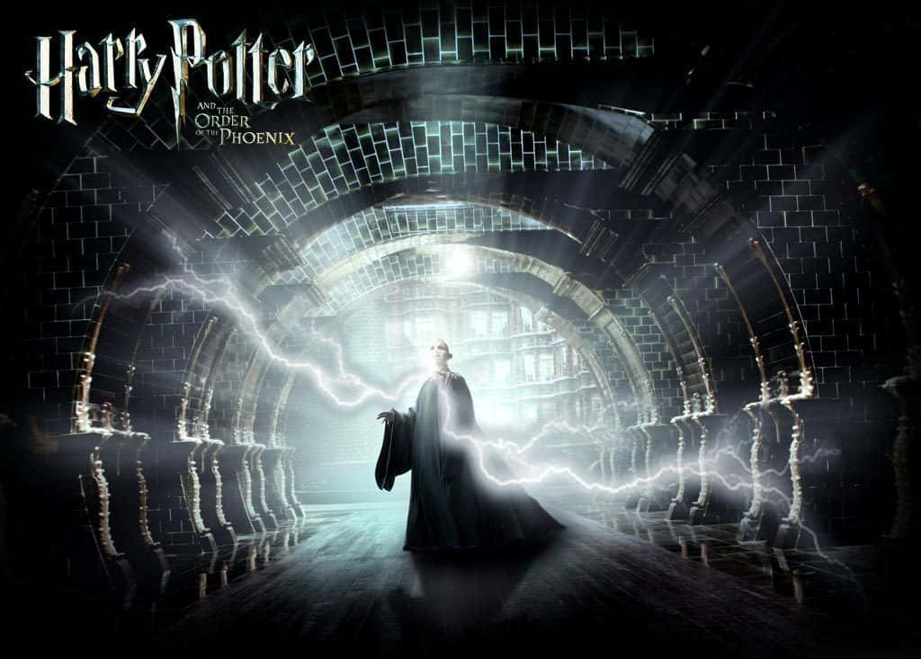 The Order Of Phoenix 桌布 壁紙 — 一位身穿深色長袍的巫師站在石拱門中，閃電在他周圍劈啪作響，形成一個戲劇性的電影場景。
