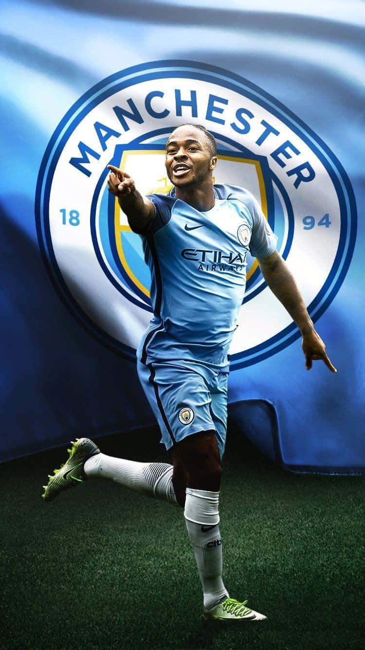 Sterling 桌布 壁紙 — 一位身穿淺藍色球衣的曼城足球員，在大型球會徽章背景下歡欣鼓舞地慶祝勝利。
