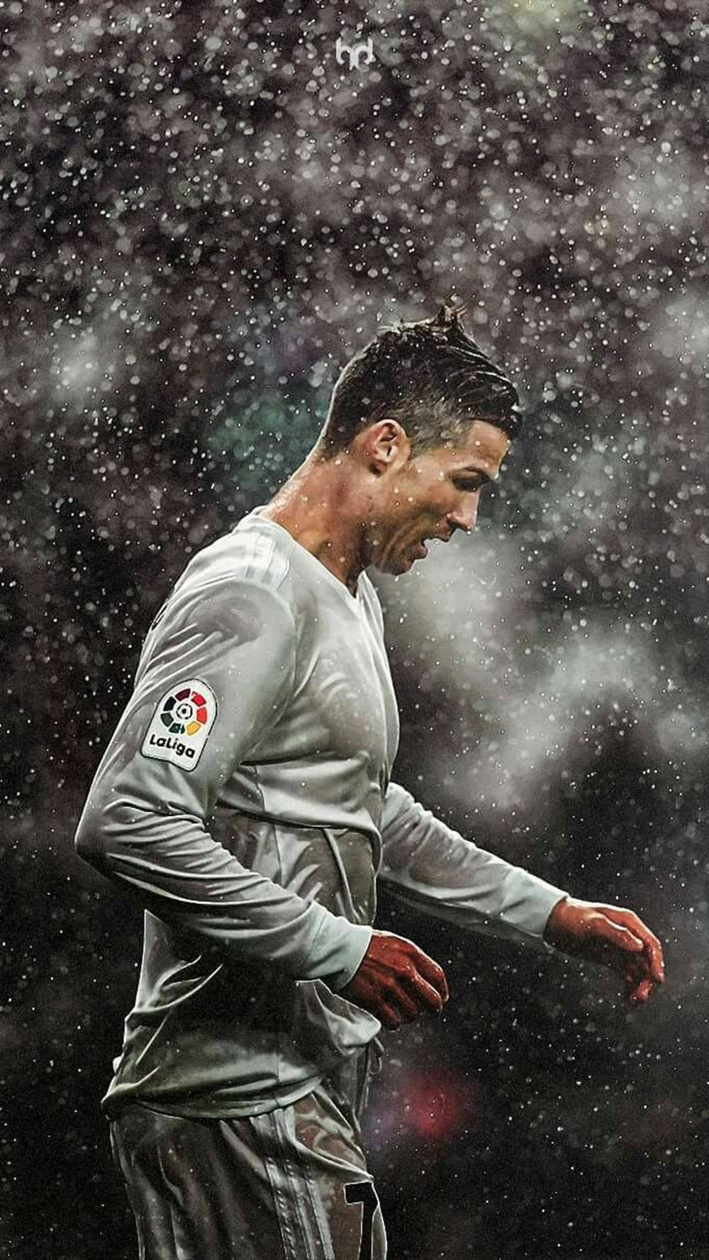 Cristiano Ronaldo 桌布 壁紙 — 一位身穿灰色訓練服的堅定足球員在傾盆大雨中行走，水滴在他周圍飛濺。
