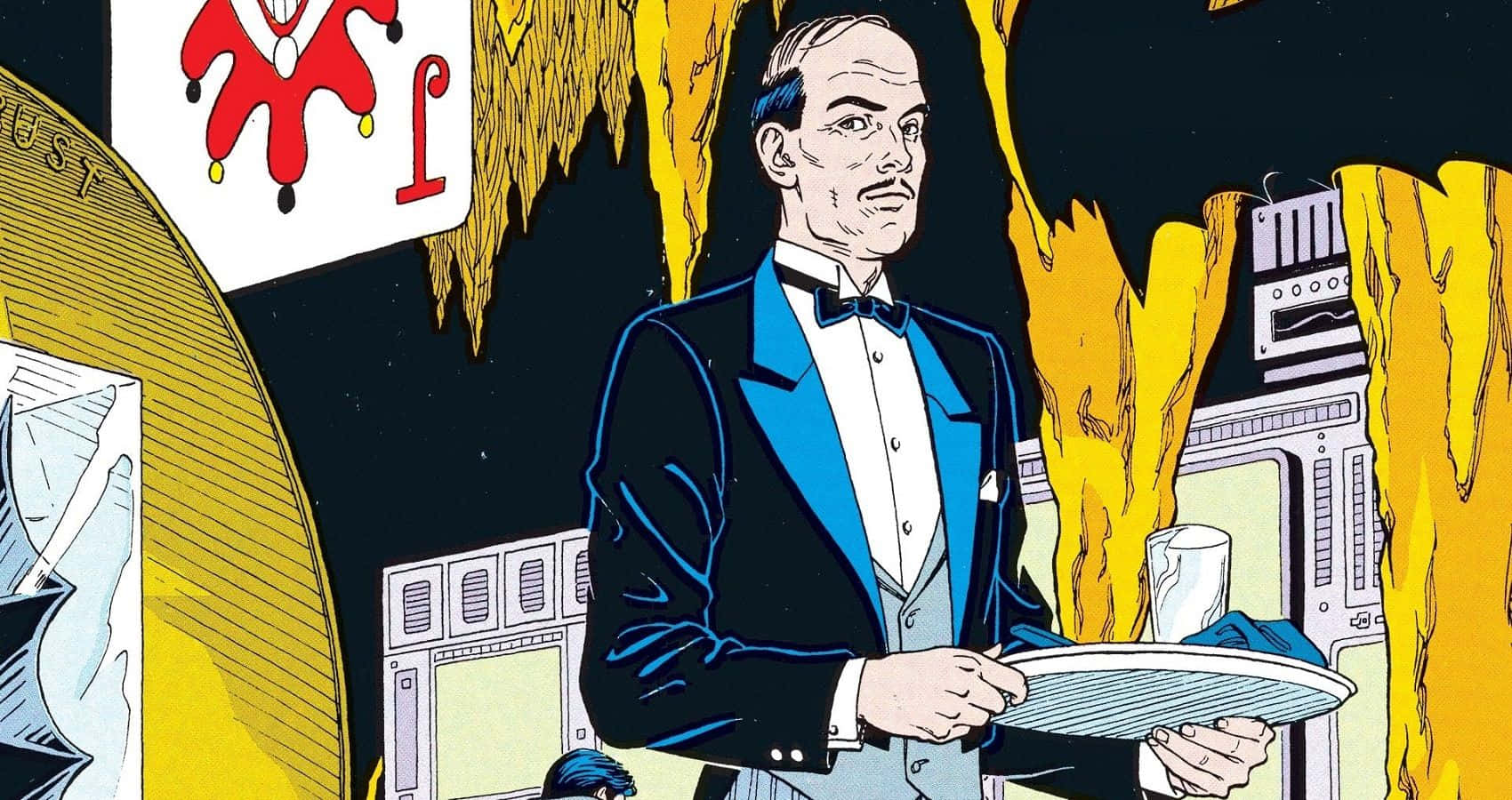 Alfred Pennyworth 桌布 壁紙 — 一位身穿燕尾服的侍應生，在火黃色窗簾和帶有小丑牌的賭場主題背景中拿著托盤。