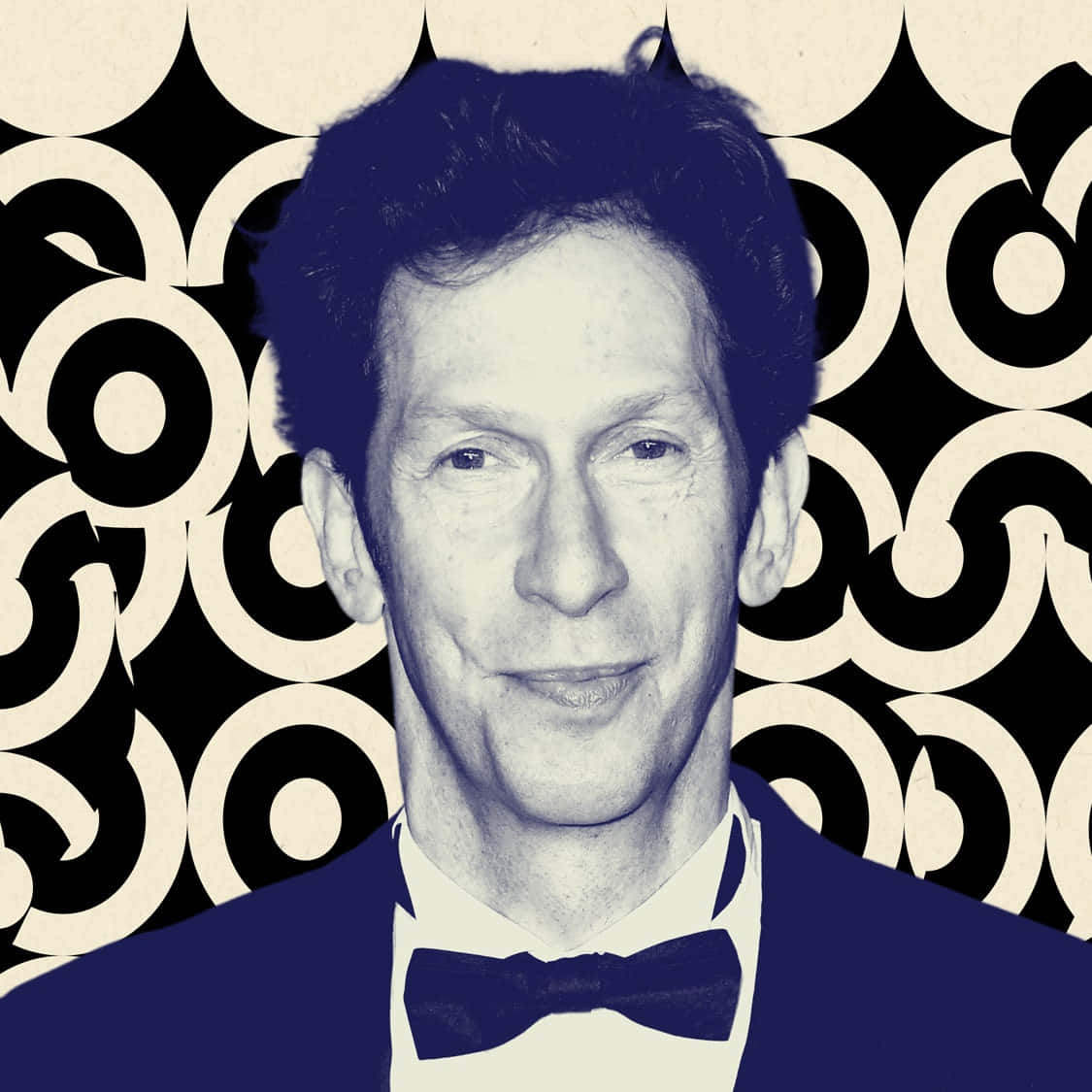 Tim Blake Nelson 桌布 壁紙 — 一位身穿燕尾服的男士在鮮明的黑白幾何圖案背景前微笑。