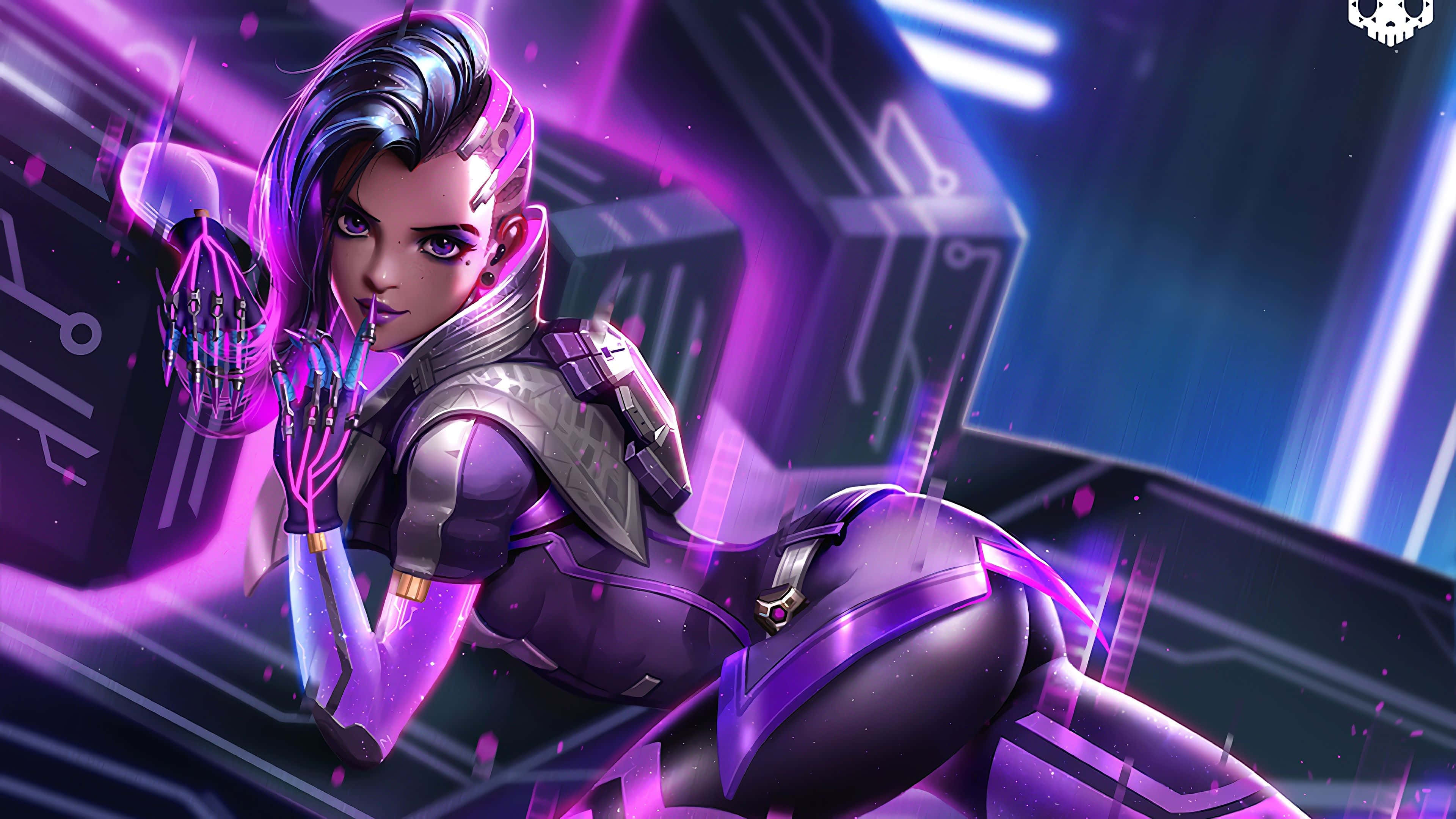 Overwatch Sombra 桌布 壁紙 — 一位身穿發光紫色裝甲的網絡龐克女性特工在霓虹燈照亮的數位城市景觀中蹲伏。
