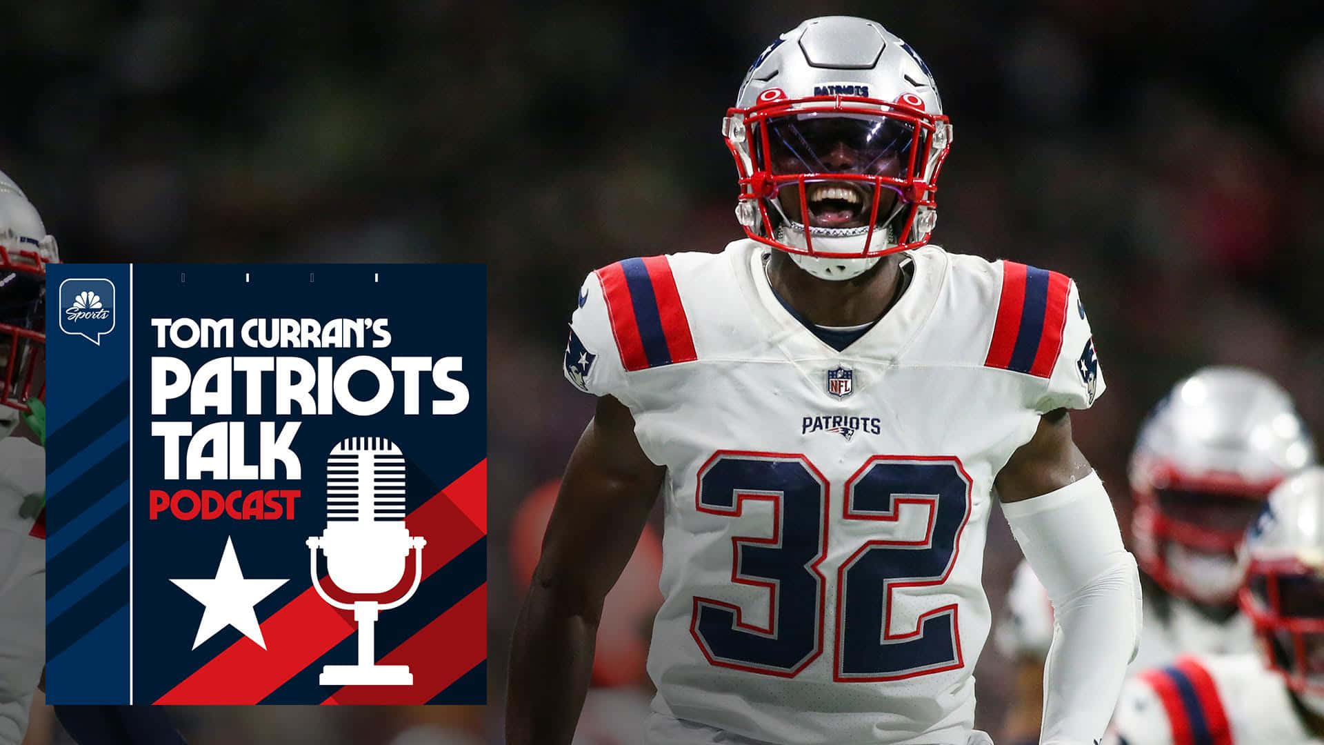 Devin Mccourty 桌布 壁紙 — 一位身穿白色32號球衣的新英格蘭愛國者隊美式足球員在球場上慶祝，旁邊有一個播客圖案。