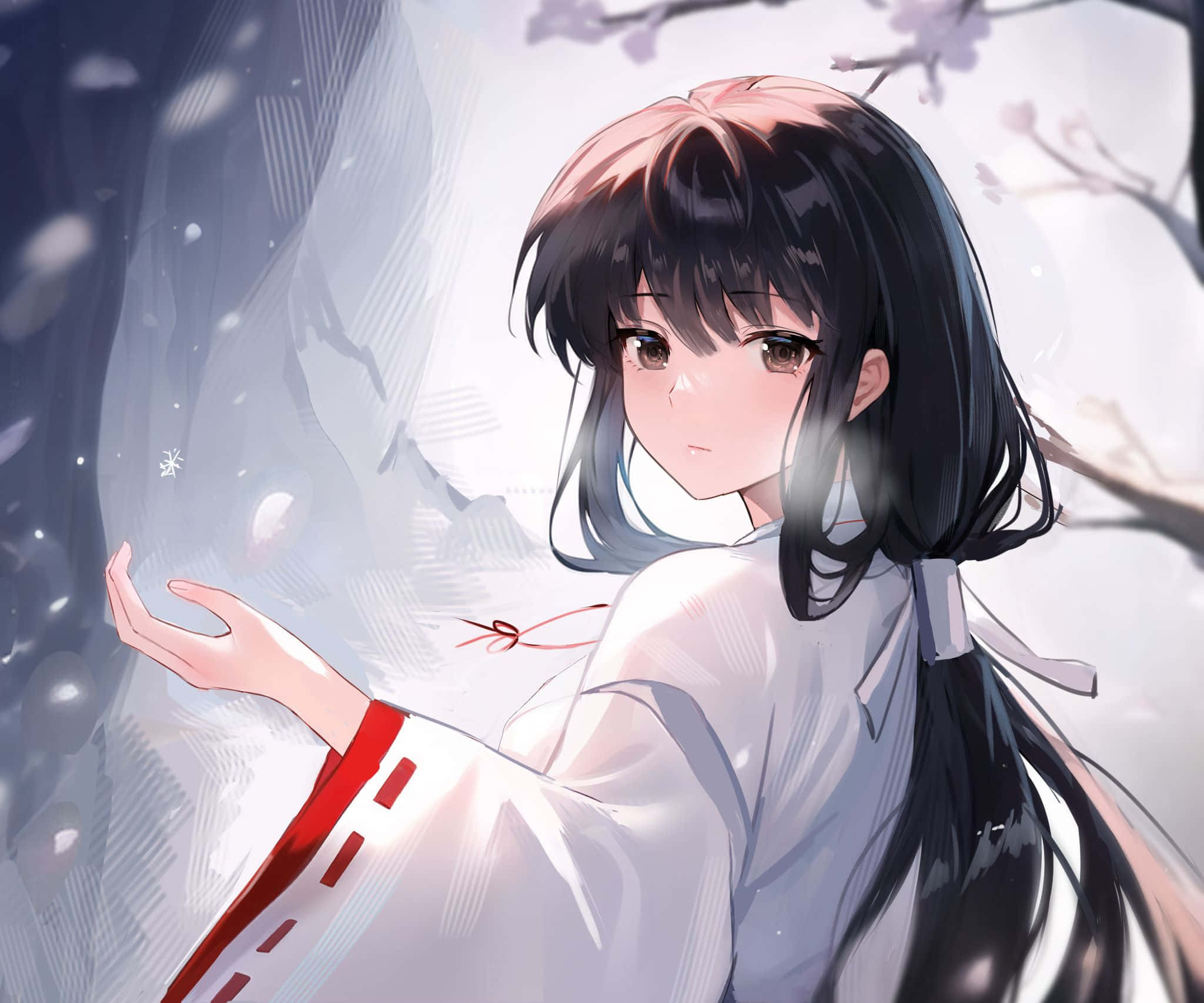 Inuyasha And Kikyo 桌布 壁紙 — 一位身穿白色和服配紅色點綴的寧靜動漫女孩，在柔和的雪景背景下輕輕接住飄落的櫻花。