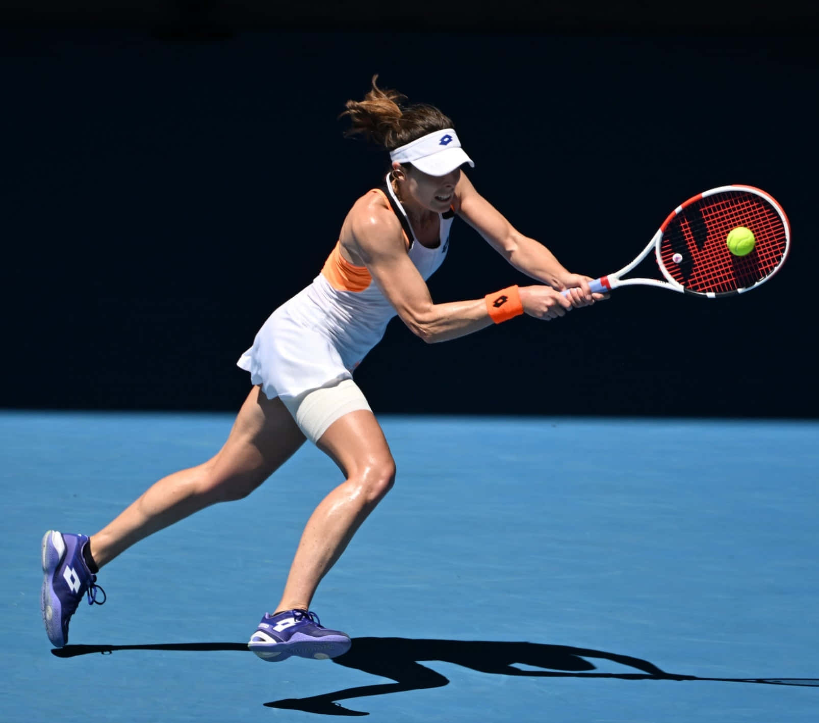 sport 桌布 壁紙 — 一位身穿白色和橙色裝備的女網球手在藍色球場上向前撲出，用紅白球拍擊打黃色球。