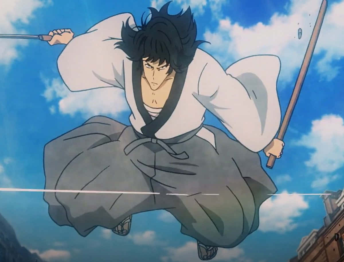 Goemon Ishikawa Xiii 桌布 壁紙 — 一位身穿白色和灰色長袍的堅定動漫戰士，手持兩把劍，在明亮的藍天中跳躍。