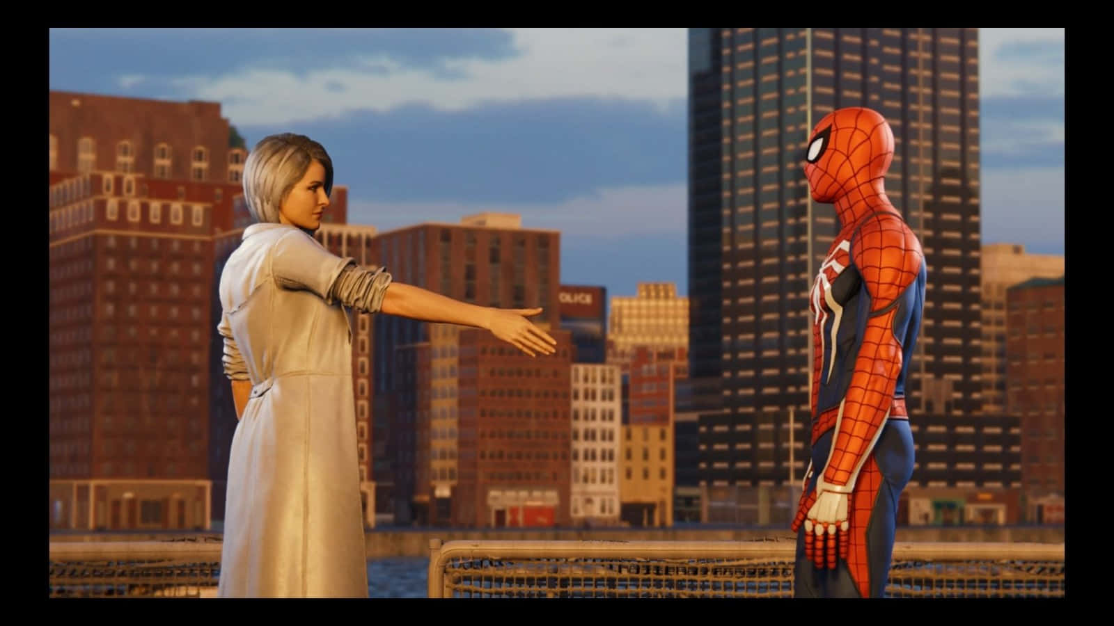 Silver Sable 桌布 壁紙 — 一位身穿白色外套的女性向站在橋上的蜘蛛俠伸出手，背景是黃昏時分的城市天際線。