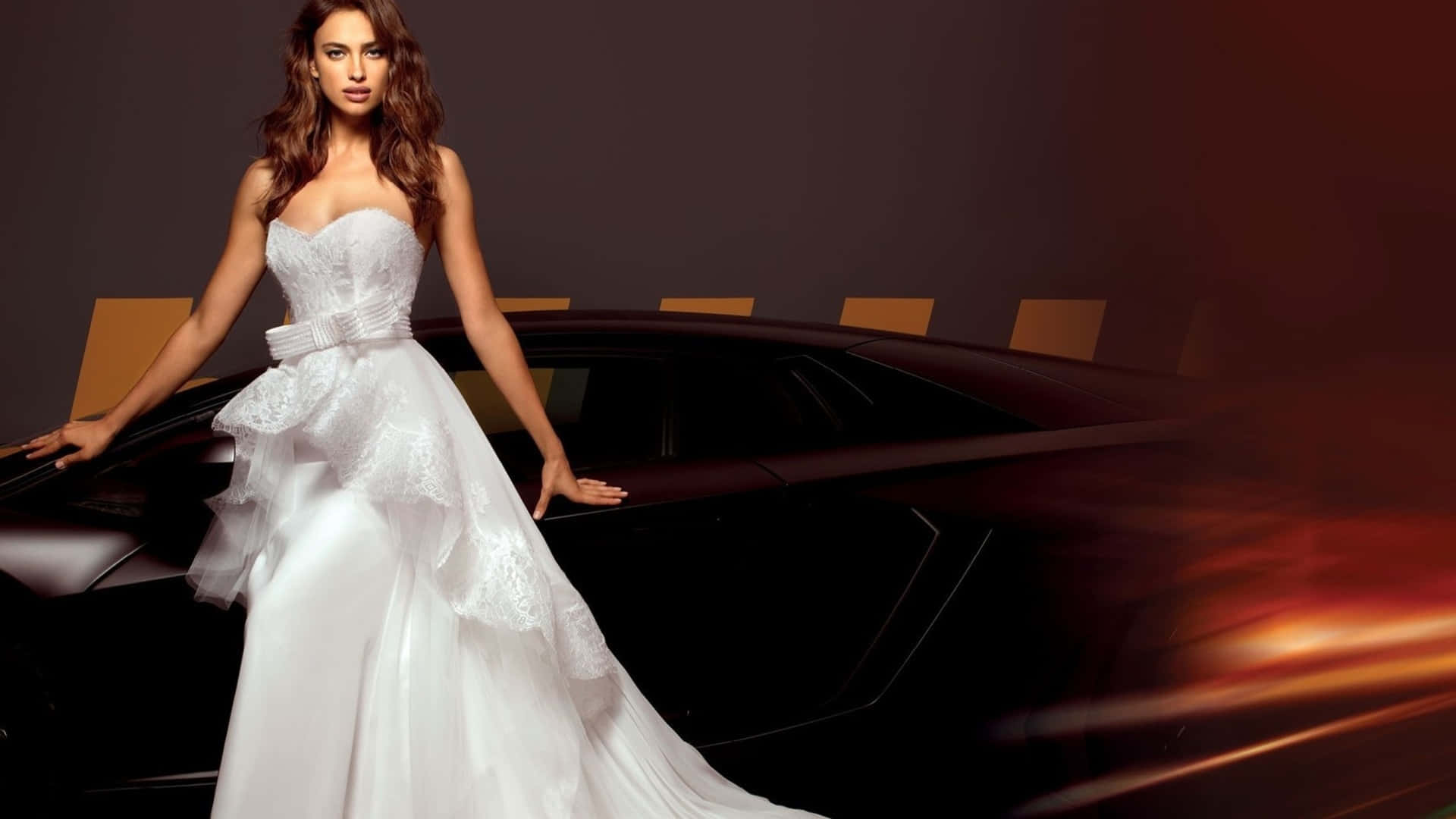 Wedding Dress 桌布 壁紙 — 一位身穿白色婚紗的女性自信地站在一輛時尚的黑色跑車旁，背景帶有溫暖發光的動態模糊效果。