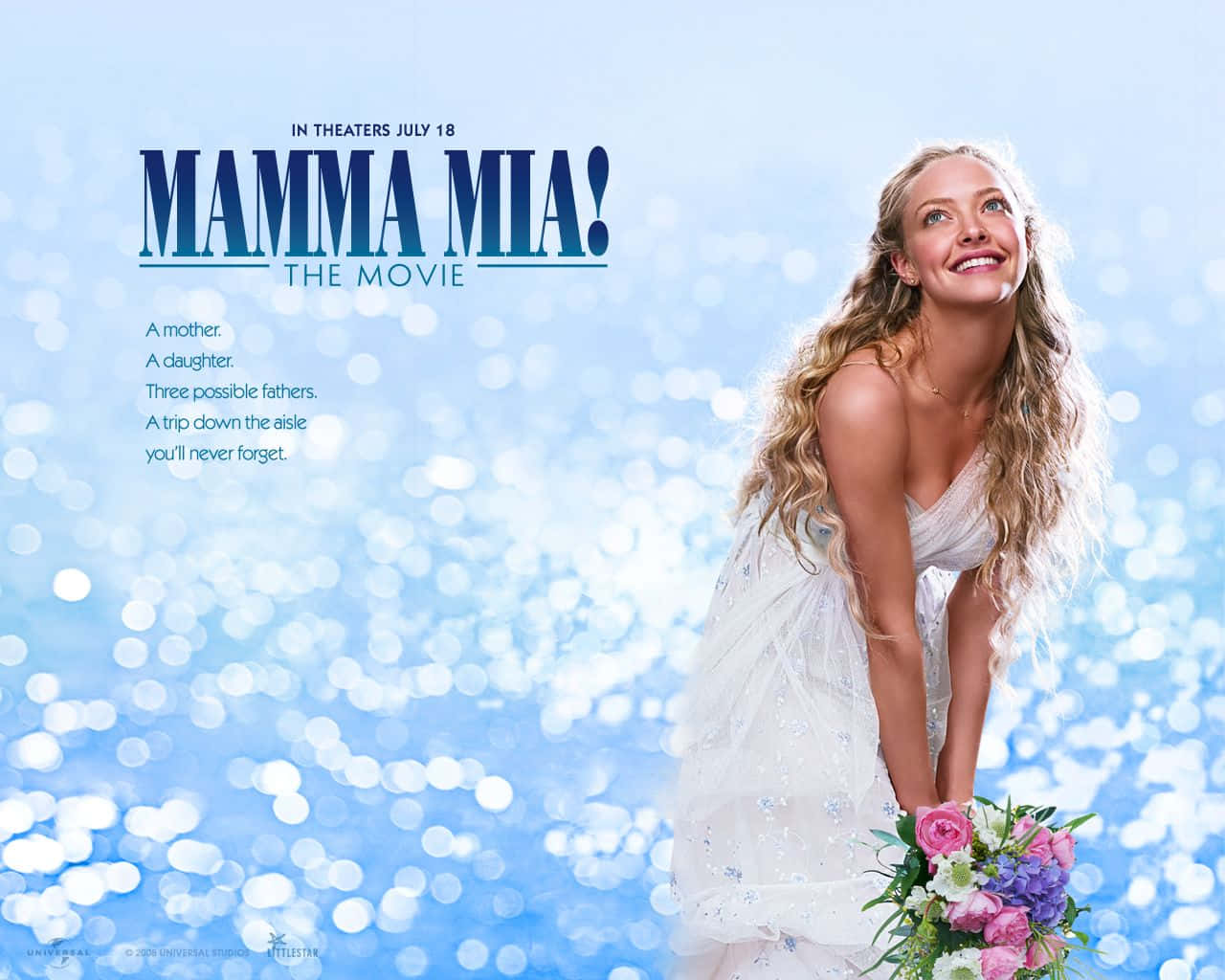 Mamma Mia 桌布 壁紙 — 一位身穿白色婚紗的燦爛新娘，手持色彩繽紛的花束，在閃爍的藍色散景背景下快樂地微笑。