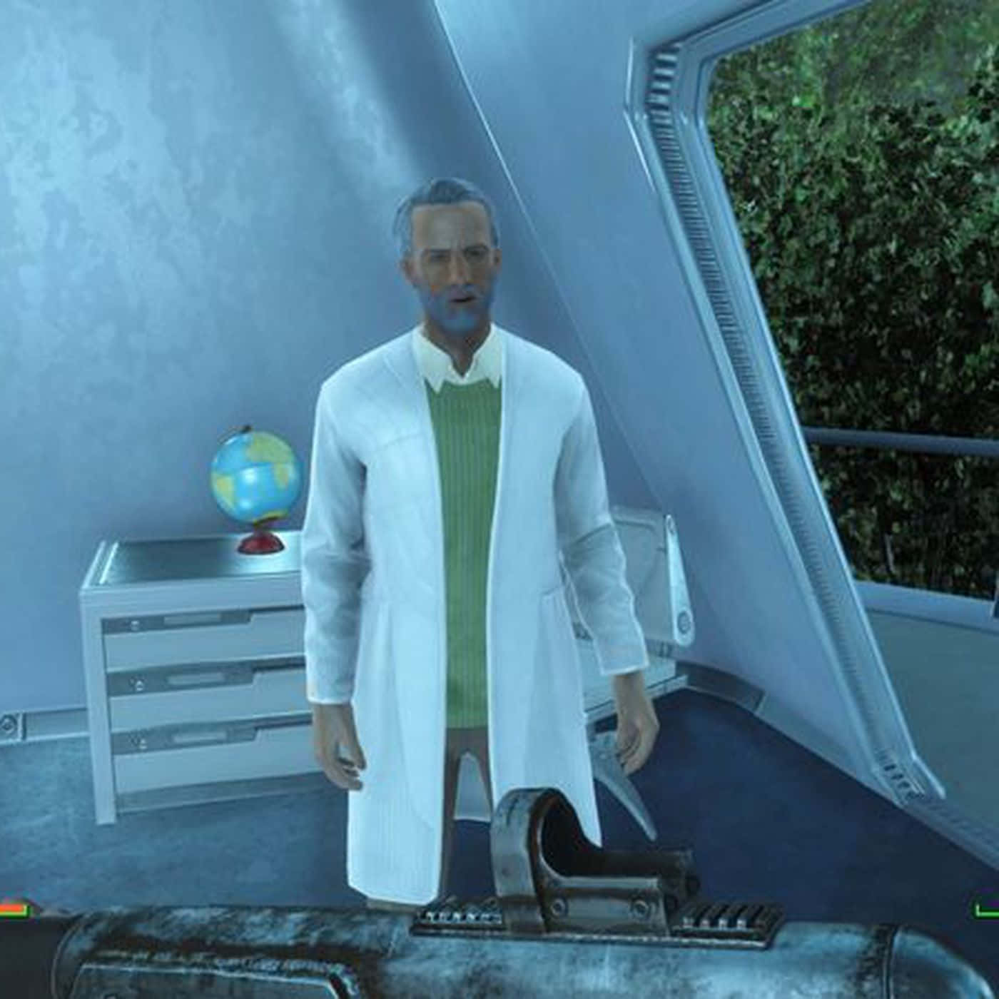 Fallout 4 Institute 桌布 壁紙 — 一位身穿白色實驗袍的科學家站在一個未來風格的實驗室中，櫃上有地球儀，窗外可見綠意。
