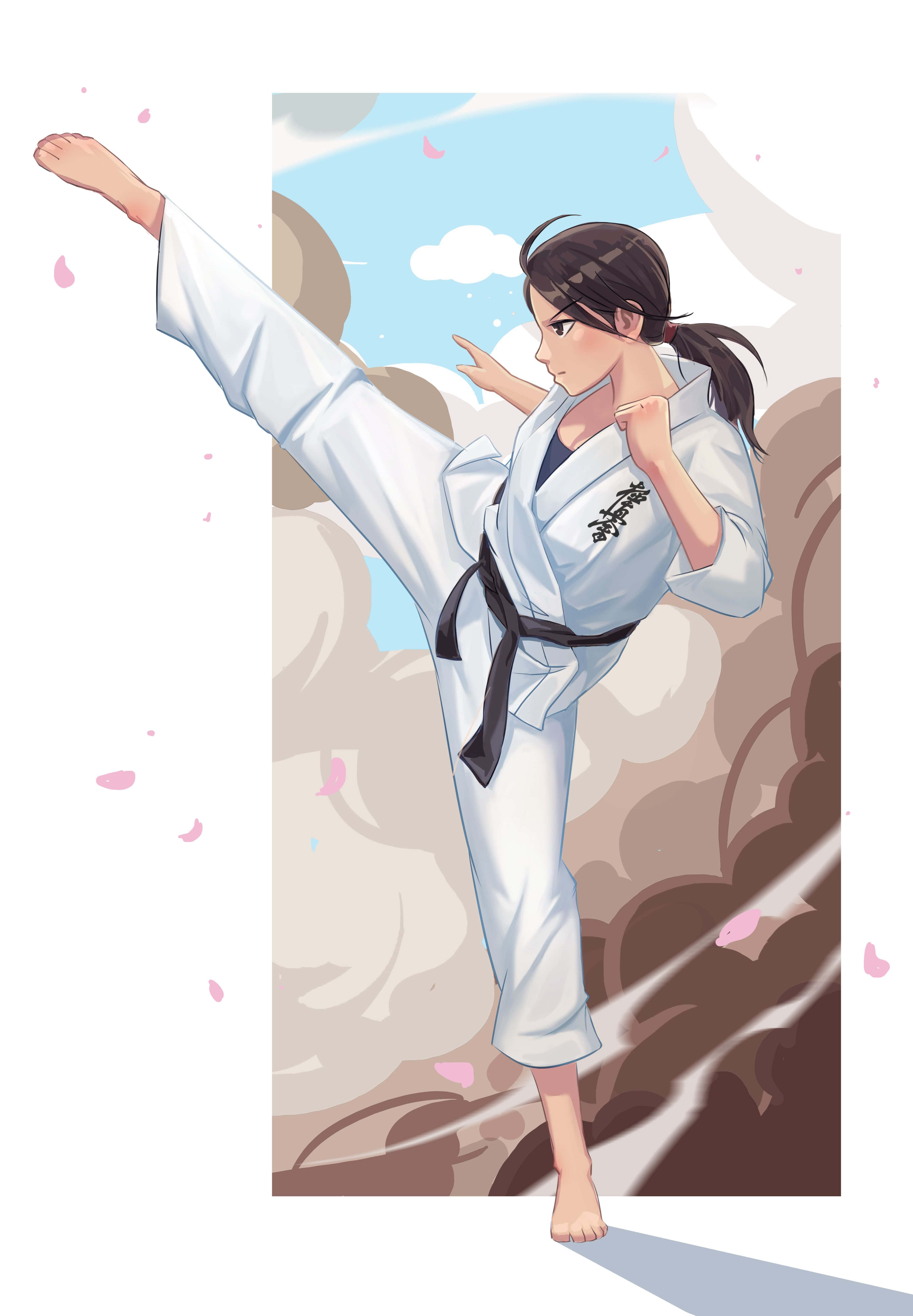 Martial Arts Uniform 桌布 壁紙 — 一位身穿白色空手道服、腰繫黑帶的年輕女子，在柔和的雲朵和飄落的粉紅櫻花背景下，施展高踢腿動作。