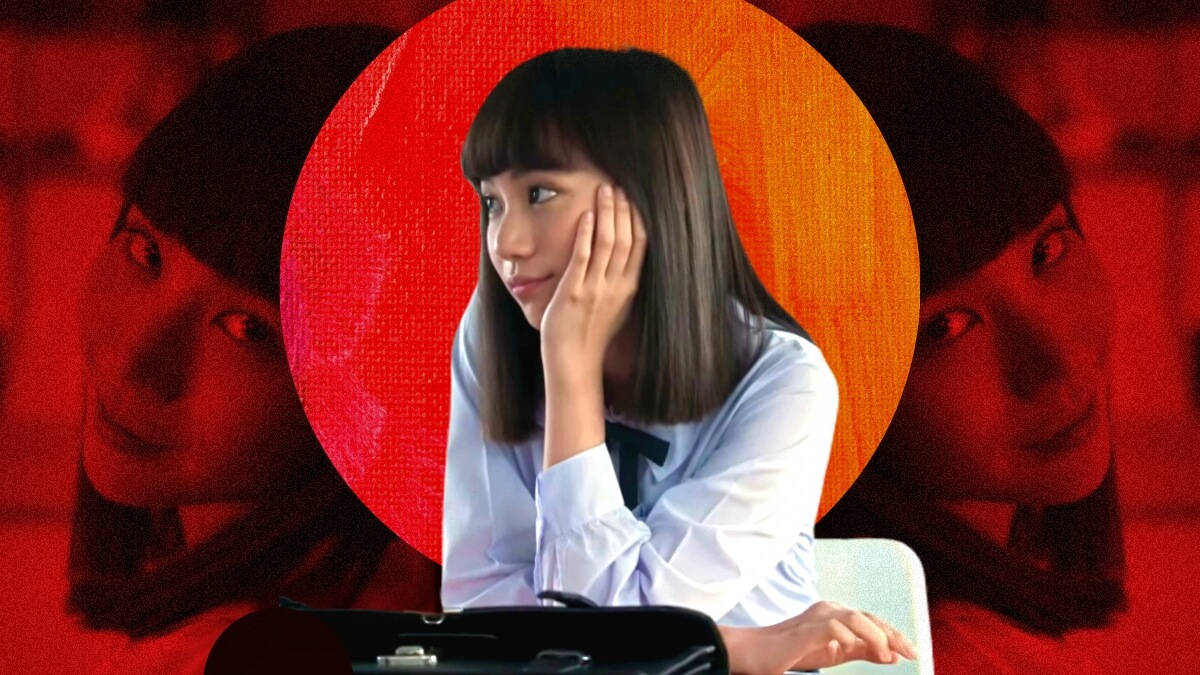 Nanno 桌布 壁紙 — 一位身穿白色襯衫的年輕女子，在鮮紅色和橙色的圓形背景下，將臉頰靠在手上，身後重複著她模糊的臉。