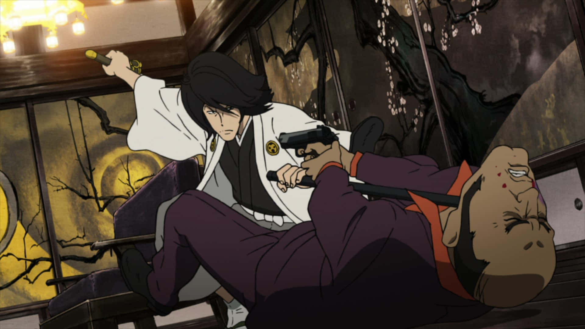 Goemon Ishikawa Xiii 桌布 壁紙 — 一位身穿白色道服的動漫武士在夜晚的傳統日式房間裡，跪在一個倒下的男人身上，手持手槍。