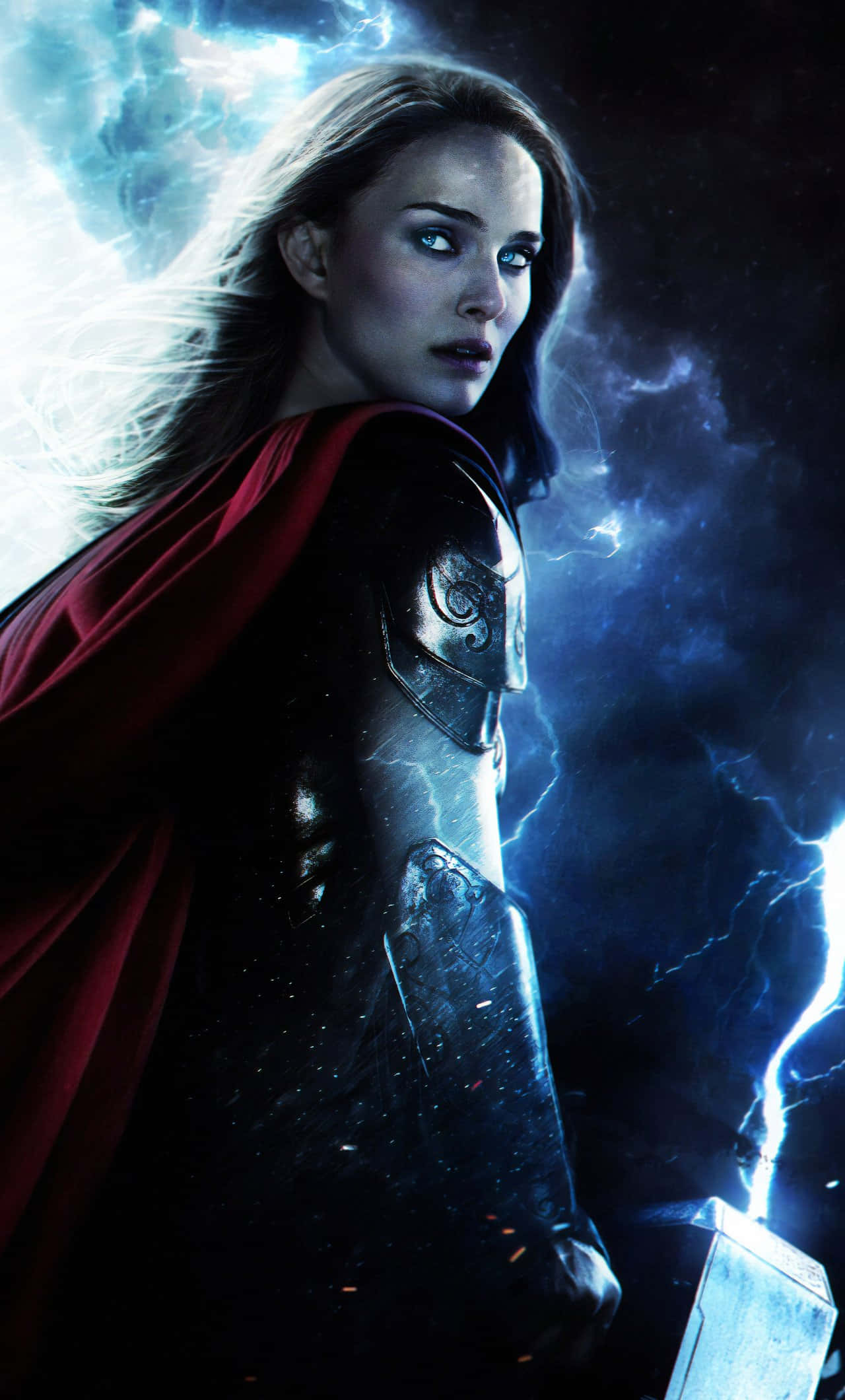Jane Foster 桌布 壁紙 — 一位身穿盔甲和紅色斗篷的兇猛女戰士，在黑暗暴風雨的天空下，站在噼啪作響的藍色閃電之中。