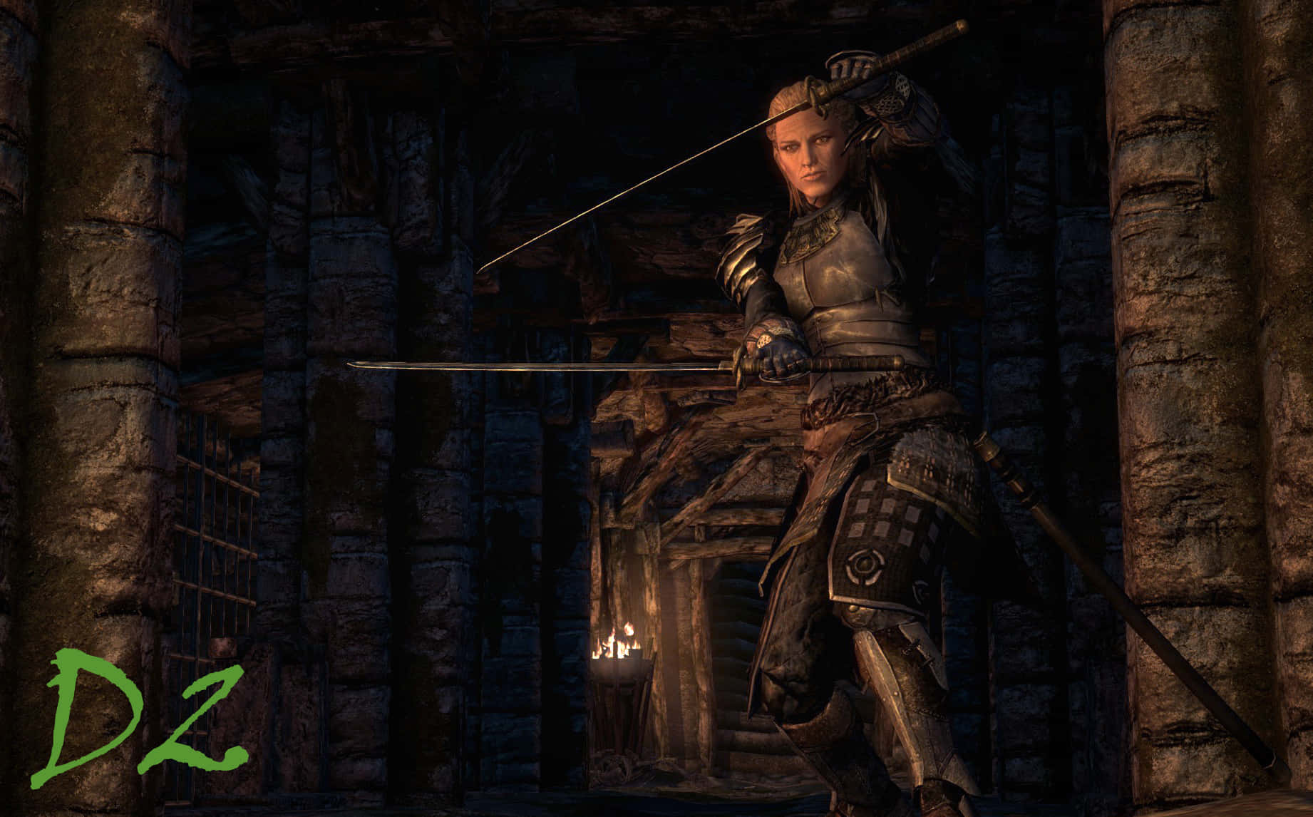 Skyrim Delphine 桌布 壁紙 — 一位身穿盔甲的女戰士在一個由單一火炬照亮的昏暗石頭地牢中持劍站立。