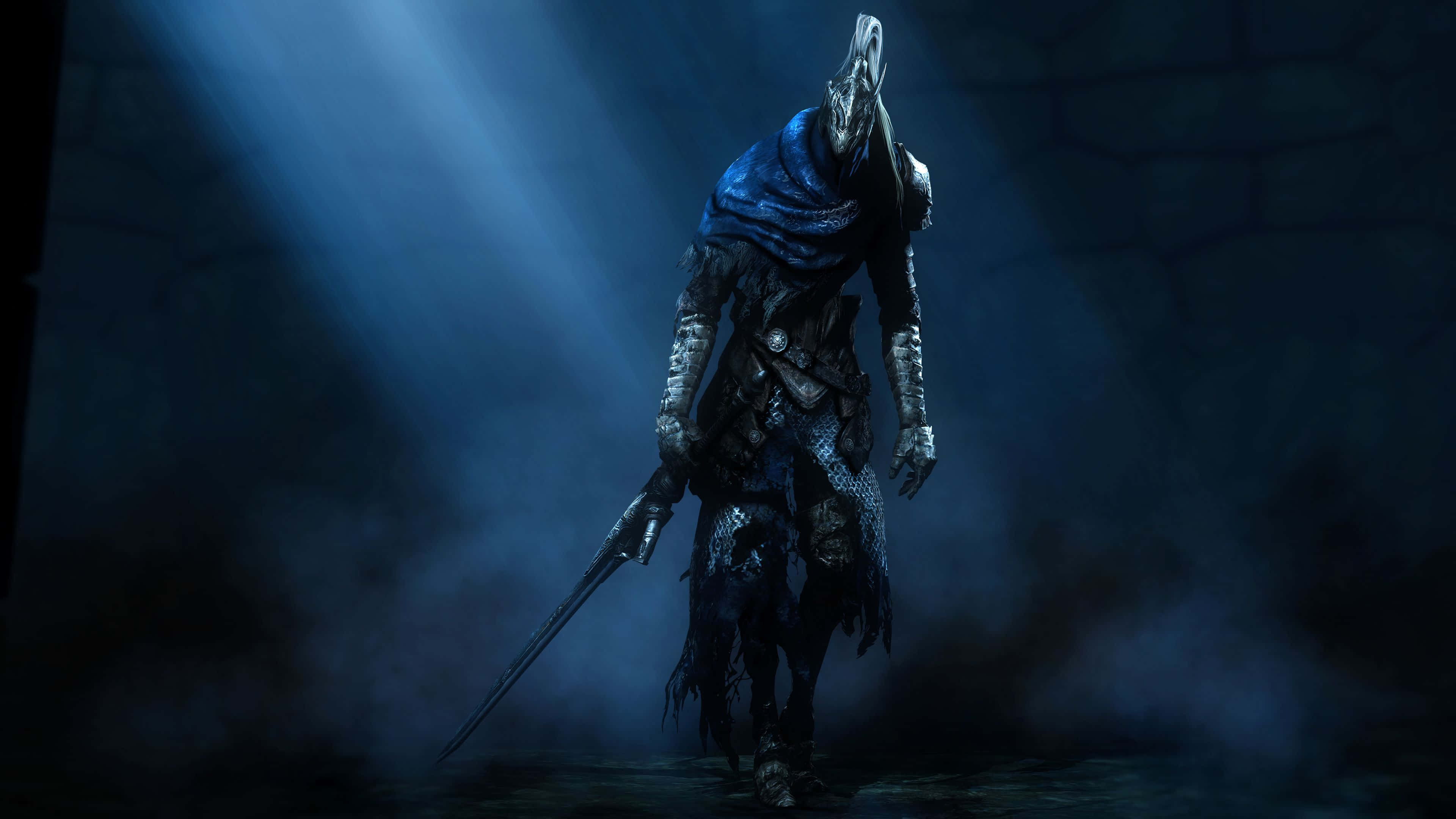 Dark Gaming 桌布 壁紙 — 一位身穿破爛藍色斗篷的兜帽戰士站在昏暗的地牢中，拔出劍，藍色光束穿透迷霧般的空氣。