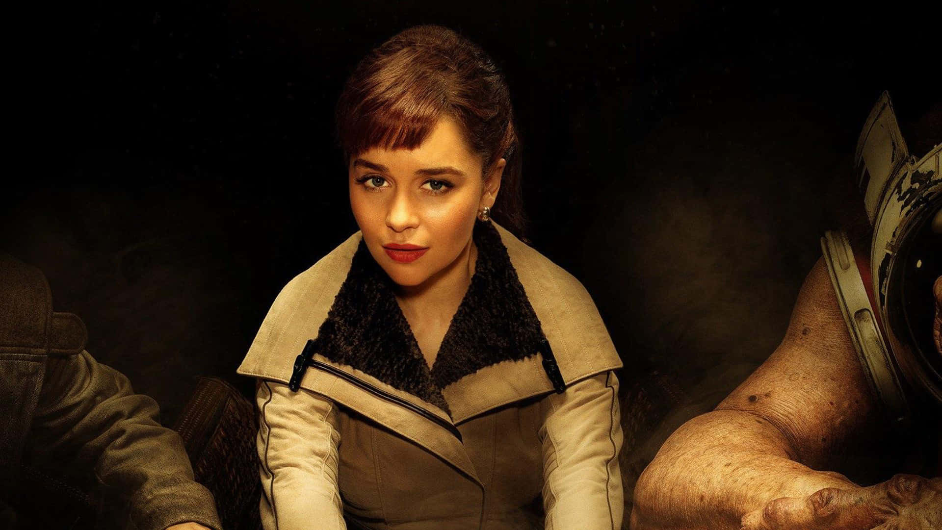 Solo A Star Wars Story 桌布 壁紙 — 一位身穿米色毛領外套的女性，在黑暗煙霧繚繞的環境中，於一個高大的肌肉男身旁，目光堅定地向前凝視。