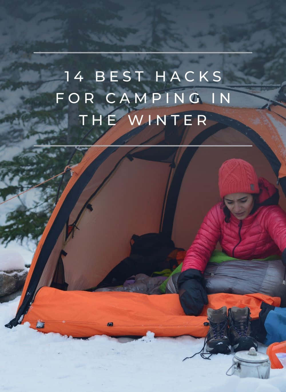 Winter Camping 桌布 壁紙 — 一位身穿粉紅色外套和紅色冷帽嘅女士，喺一個裝滿裝備嘅橙色冬季帳篷入面，坐喺積雪嘅森林地面上。