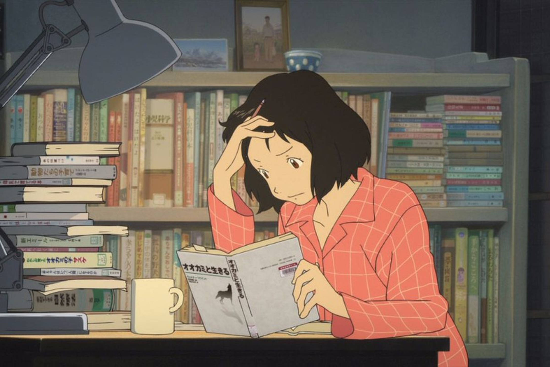 動漫女孩 桌布 壁紙 — 一位身穿粉紅色格仔睡衣的年輕女子坐在書桌前，周圍放滿書本和一盞燈，她看起來很疲倦地正在看書。