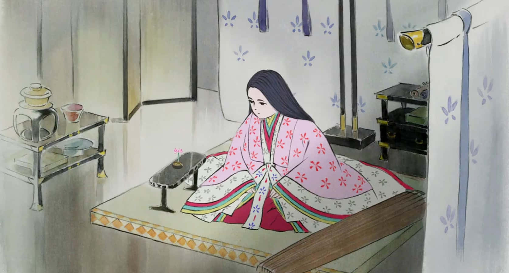 The Tale Of The Princess Kaguya 桌布 壁紙 — 一位身穿粉紅色花卉和服的女士，在一個設有紙屏風和木製家具的傳統日式房間裡，靜靜地坐在榻榻米上。