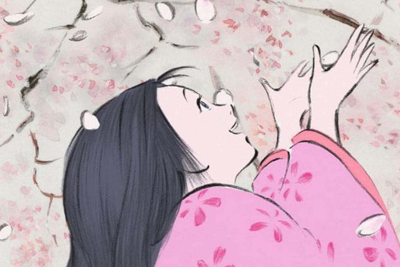 The Tale Of The Princess Kaguya 桌布 壁紙 — 一位身穿粉紅色花卉和服的年輕女子在盛開的櫻花樹下伸手，花瓣在她周圍飄落。