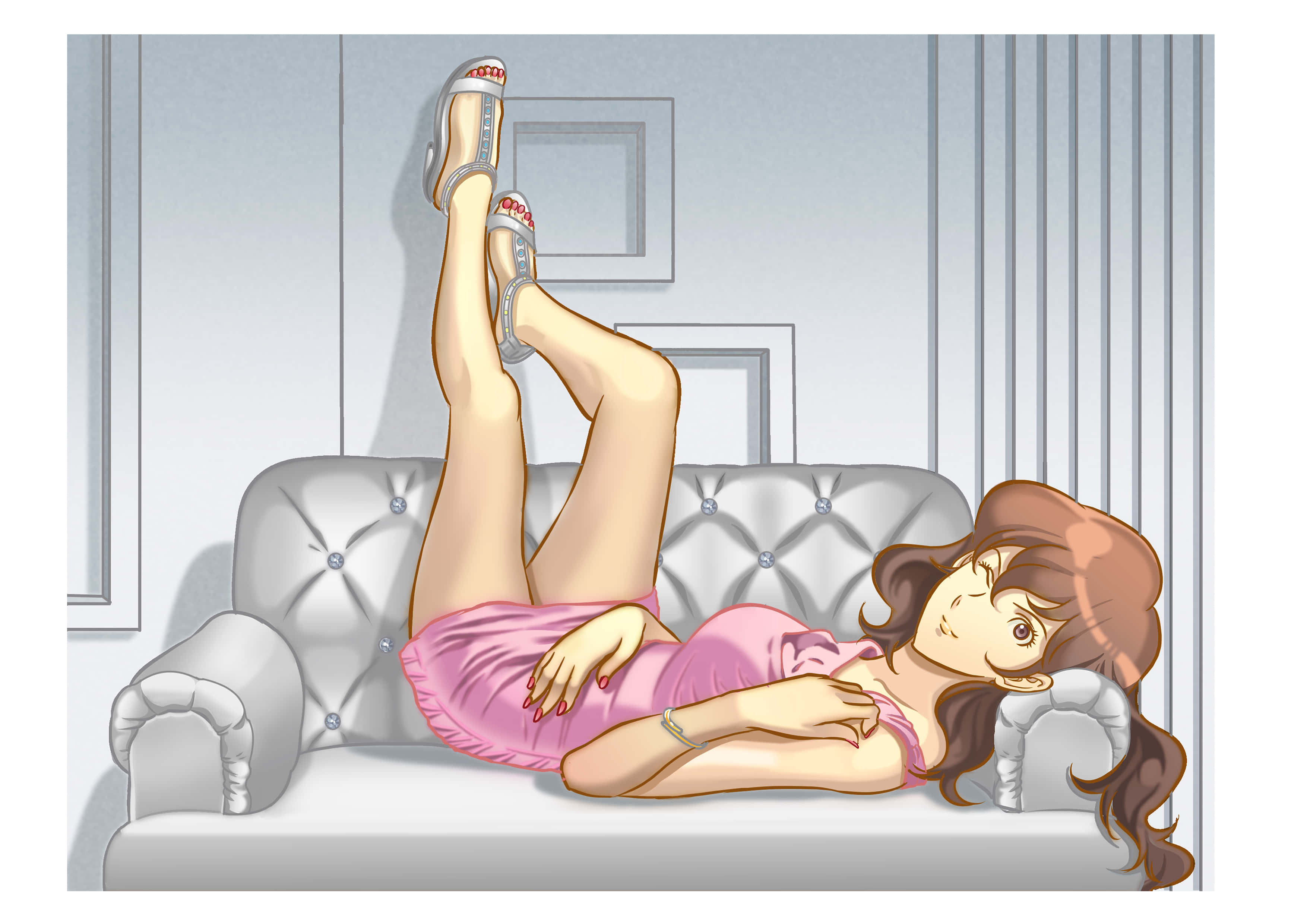 Mine Fujiko 桌布 壁紙 — 一位身穿粉紅色連衣裙的女性在銀色簇絨沙發上放鬆，雙腿交叉，腳跟抬起，處於輕鬆的室內環境中。