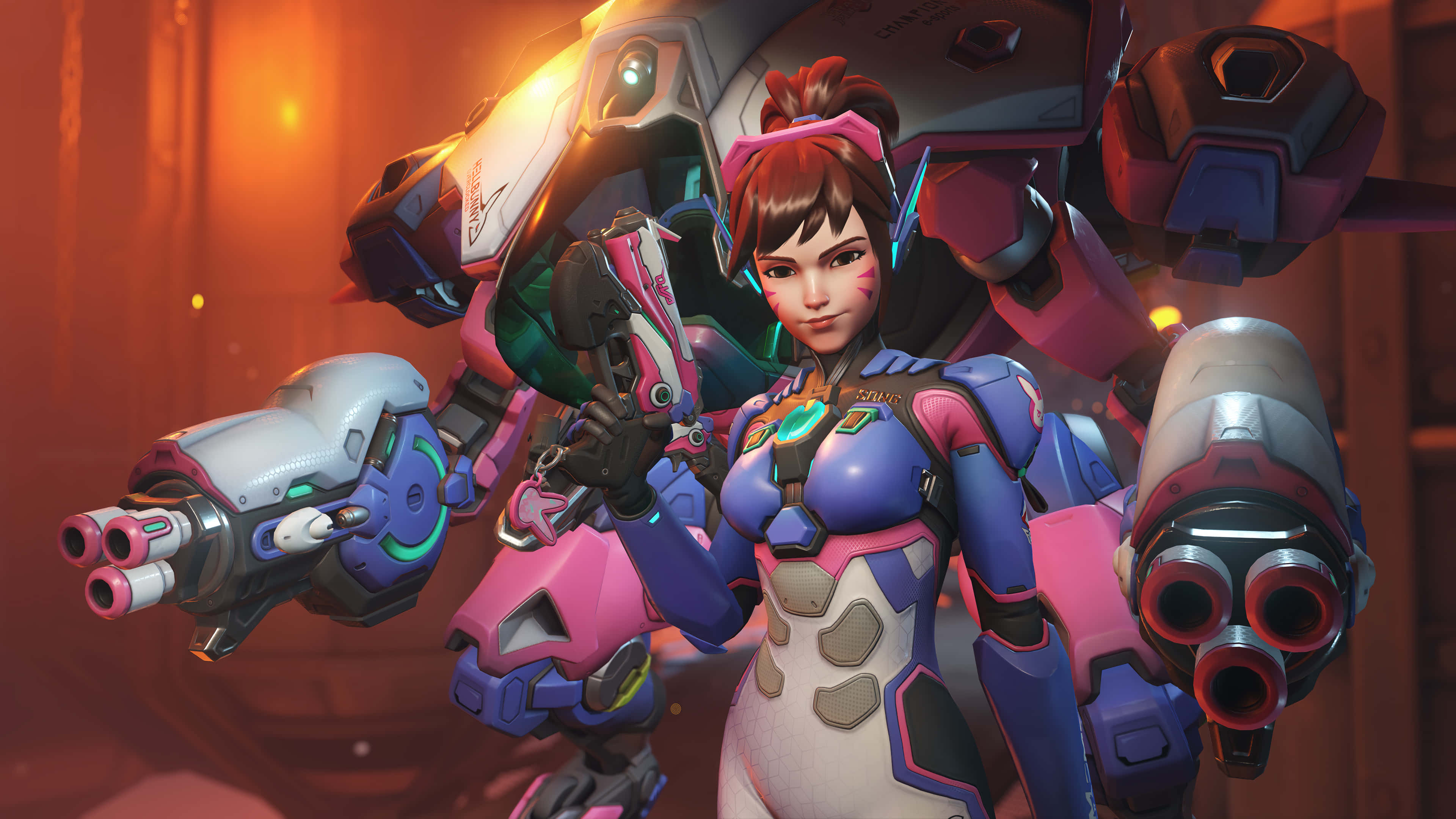 Overwatch Heroes 桌布 壁紙 — 一位身穿粉藍色盔甲的女英雄自信地站在一個巨大的機甲旁邊，身處溫暖照明的工業環境中。