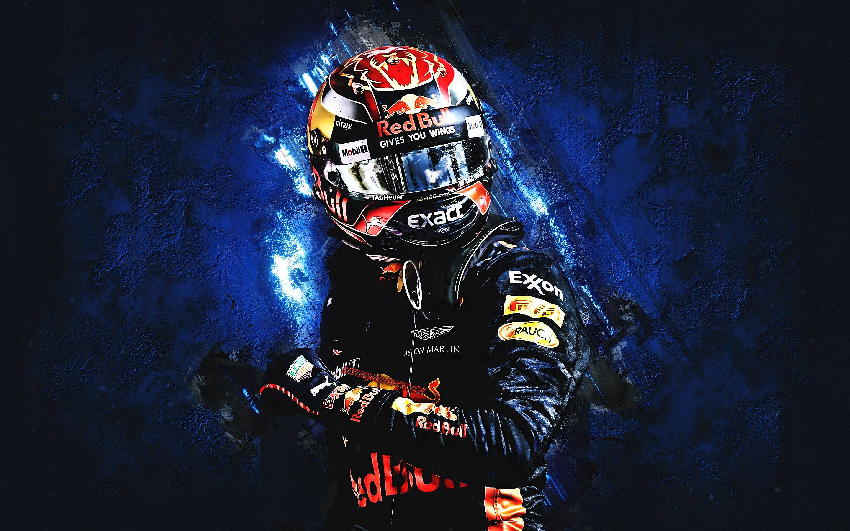 Verstappen 桌布 壁紙 — 一位身穿紅牛賽車服和頭盔的F1車手站在發光的藍色抽象背景前。