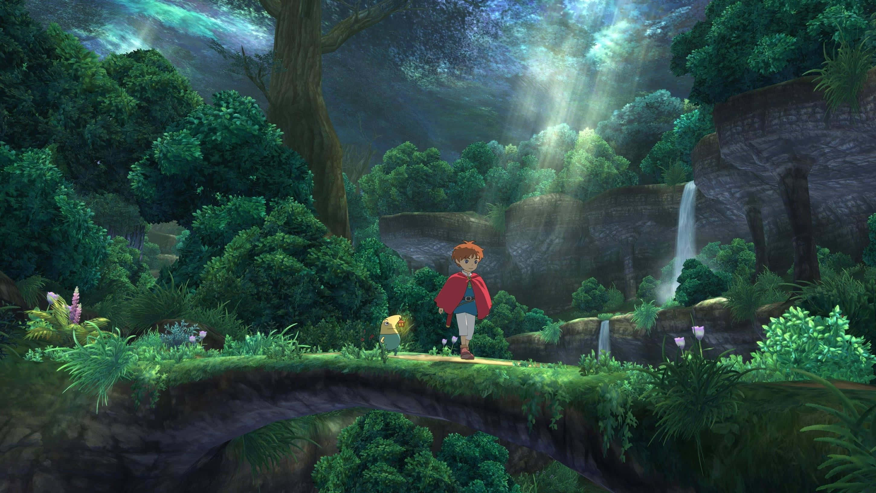 Studio Ghibli Art 桌布 壁紙 — 一位身穿紅色斗篷的年輕冒險者走過一座長滿青苔的石橋，穿越鬱鬱蔥蔥的綠色森林，瀑布層層疊疊，陽光穿透樹冠。
