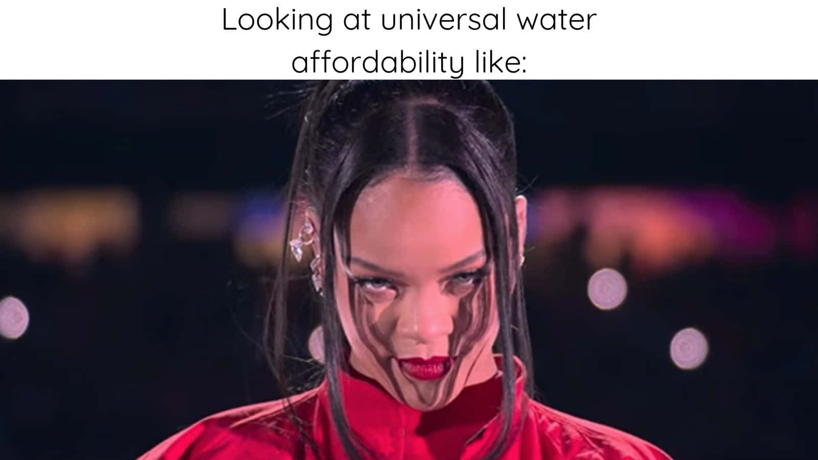 Creativity Memes 桌布 壁紙 — 一位身穿紅色服裝的女性，在戲劇性的燈光和身後模糊的彩色燈光下，凝視著鏡頭。