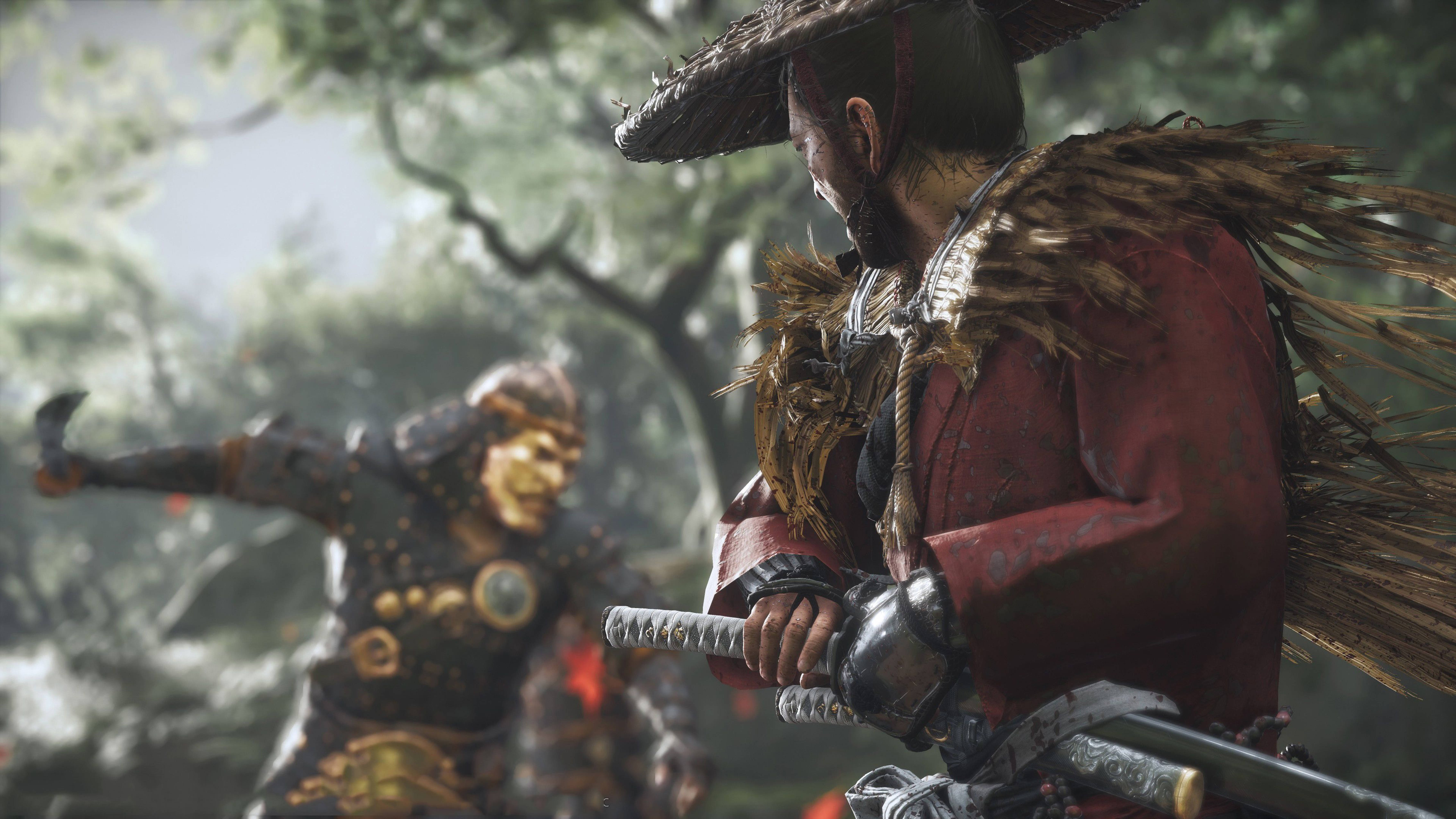 武士 桌布 壁紙 — 一位身穿紅色盔甲、戴著草帽的武士手持武士刀準備就緒，而一位金色面具戰士在迷霧森林中衝刺。