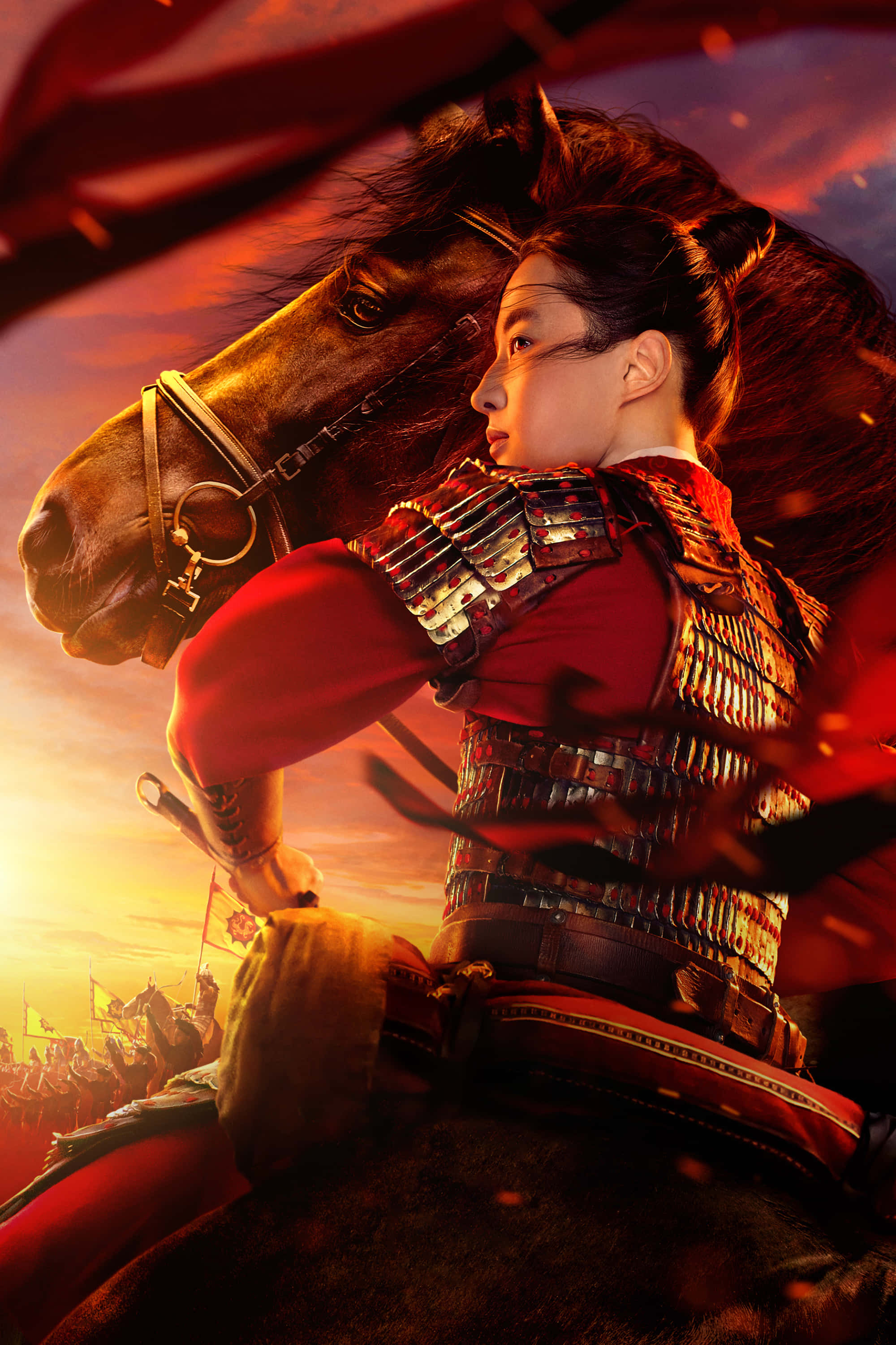 Mulan 桌布 壁紙 — 一位身穿紅色盔甲的女戰士騎著馬，在遠方戰場的背景下，迎著熾熱的夕陽奔馳。