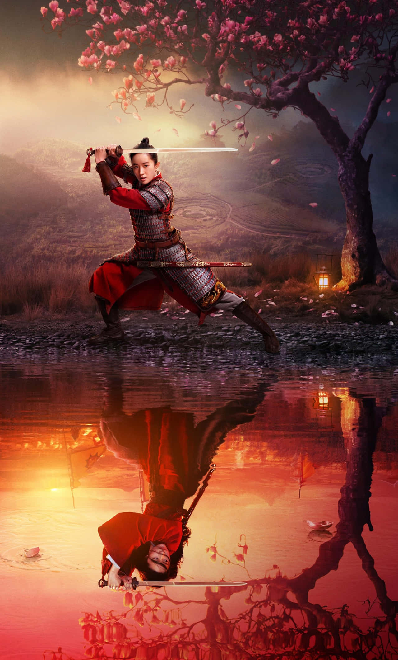 Mulan 桌布 壁紙 — 一位身穿紅色盔甲的武士在盛開的櫻花樹下舉劍擺出姿勢，完美倒映在黃昏寧靜的池塘中。