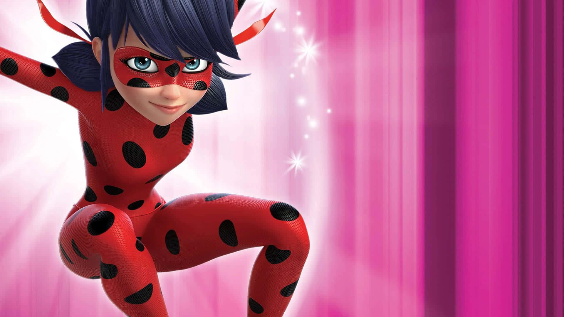 Ladybug And Cat Noir 桌布 壁紙 — 一位身穿紅黑圓點套裝的開朗動畫超級女英雄，在發光的粉紅色背景前擺出動感姿勢。