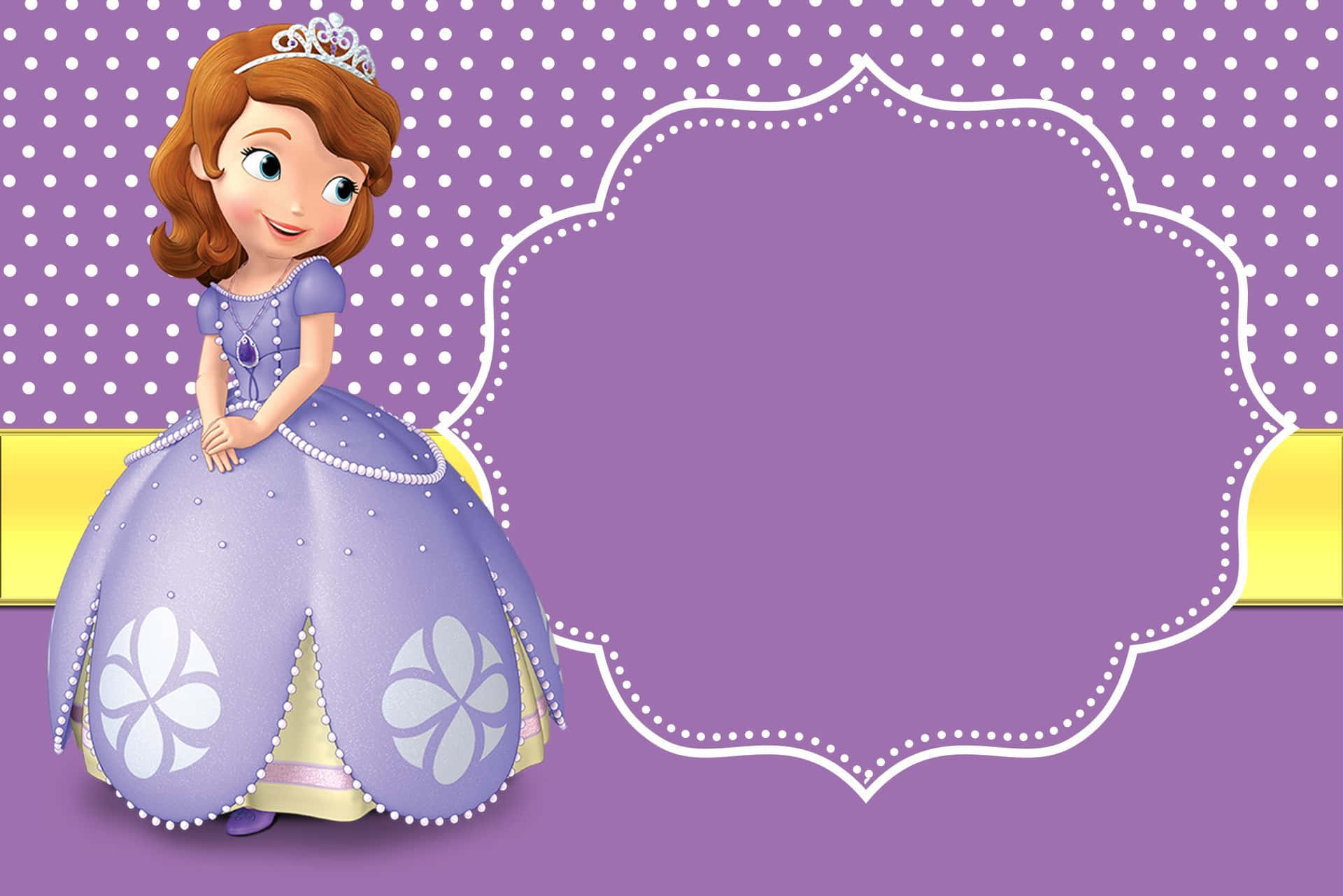 Sofia The First 桌布 壁紙 — 一位身穿紫色白花圖案長袍的開心卡通公主，站在波點紫色背景上的裝飾畫框旁邊。