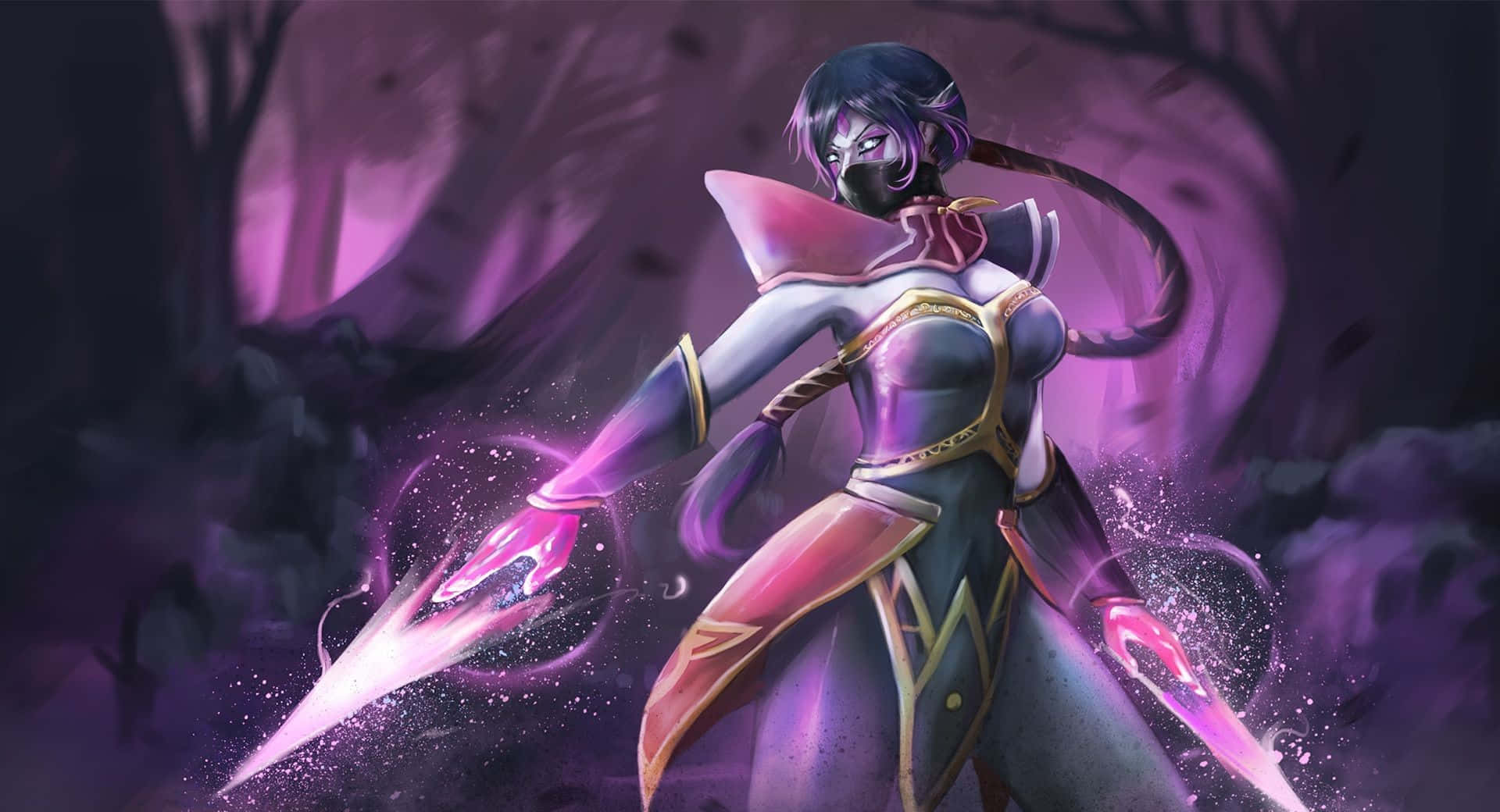 Templar Assassin 桌布 壁紙 — 一位身穿紫色盔甲的蒙面戰士在沐浴在紫光中的神秘森林裡揮舞著發光的刀刃。