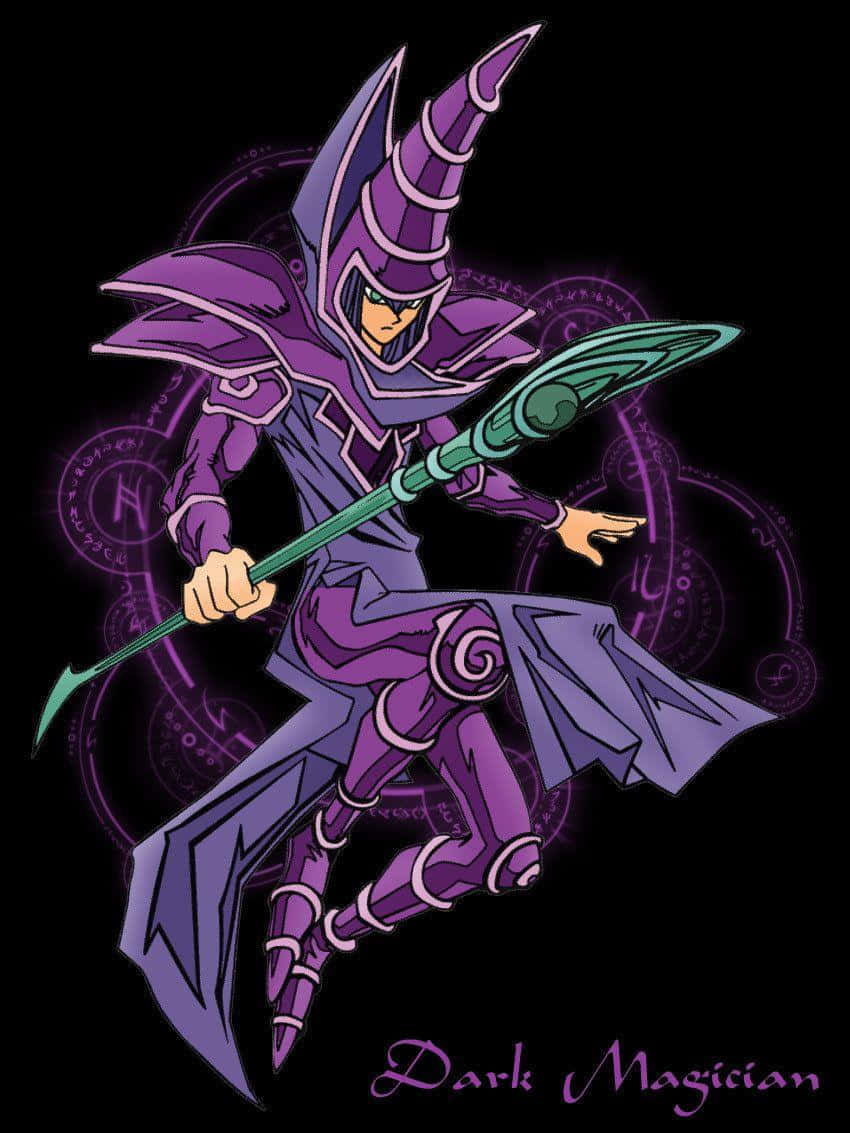 Yugioh Dark Magician 桌布 壁紙 — 一位身穿紫色盔甲的黑暗法師，在黑色背景上揮舞著綠色法杖，周圍有發光的魔法符號。