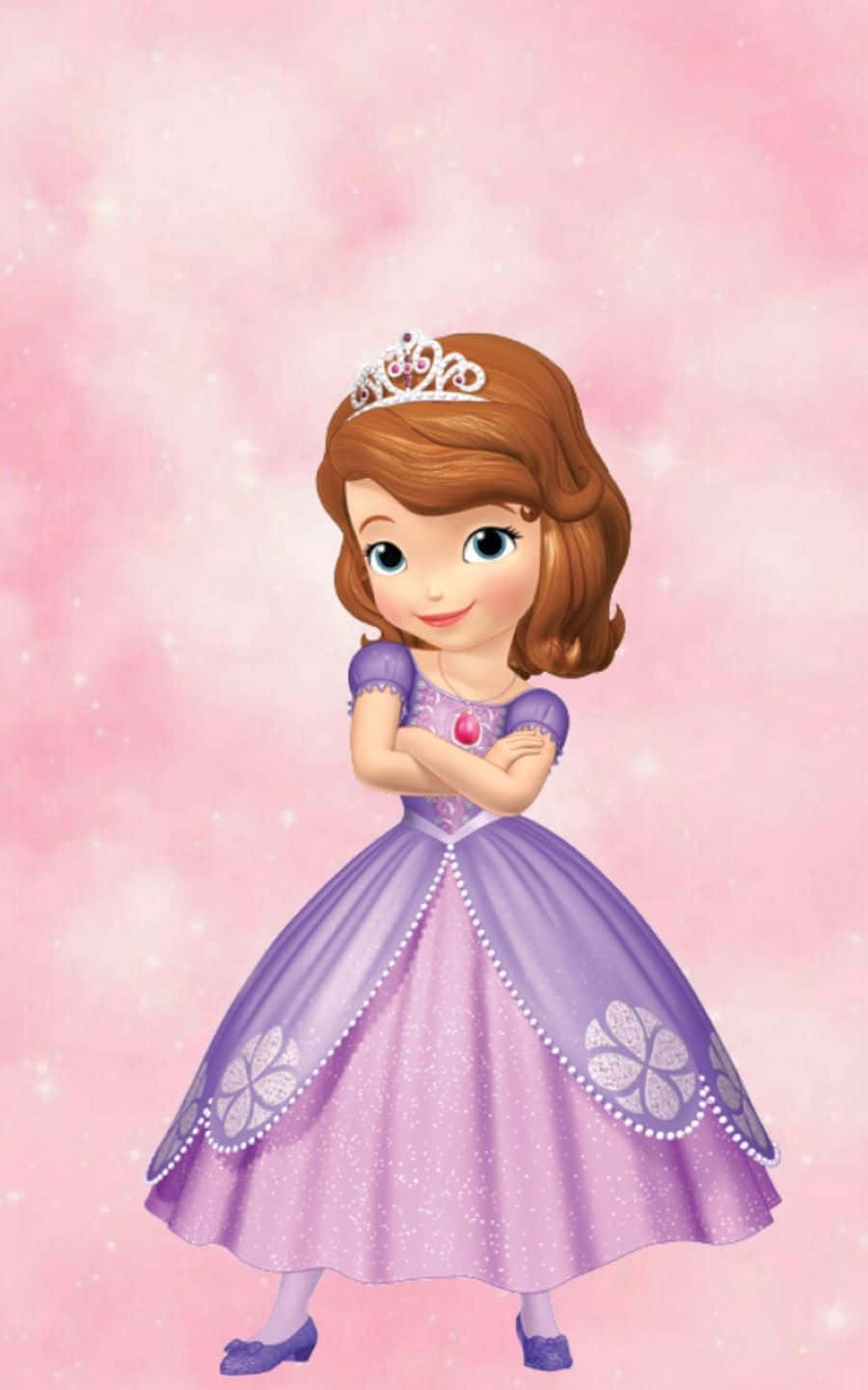 Sofia The First 桌布 壁紙 — 一位身穿紫色禮服和頭戴皇冠的快樂卡通公主，自信地站在閃閃發光的粉紅色背景前。
