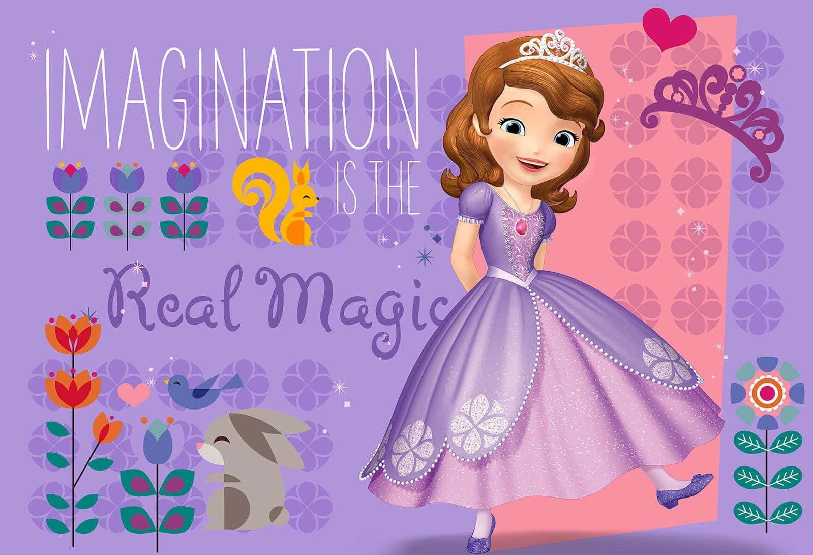 Sofia The First 桌布 壁紙 — 一位身穿紫色長袍的快樂卡通公主，站在奇異的花朵和一隻松鼠旁邊，下方是一個寫着「Imagination is the Real Magic」的神奇橫幅。