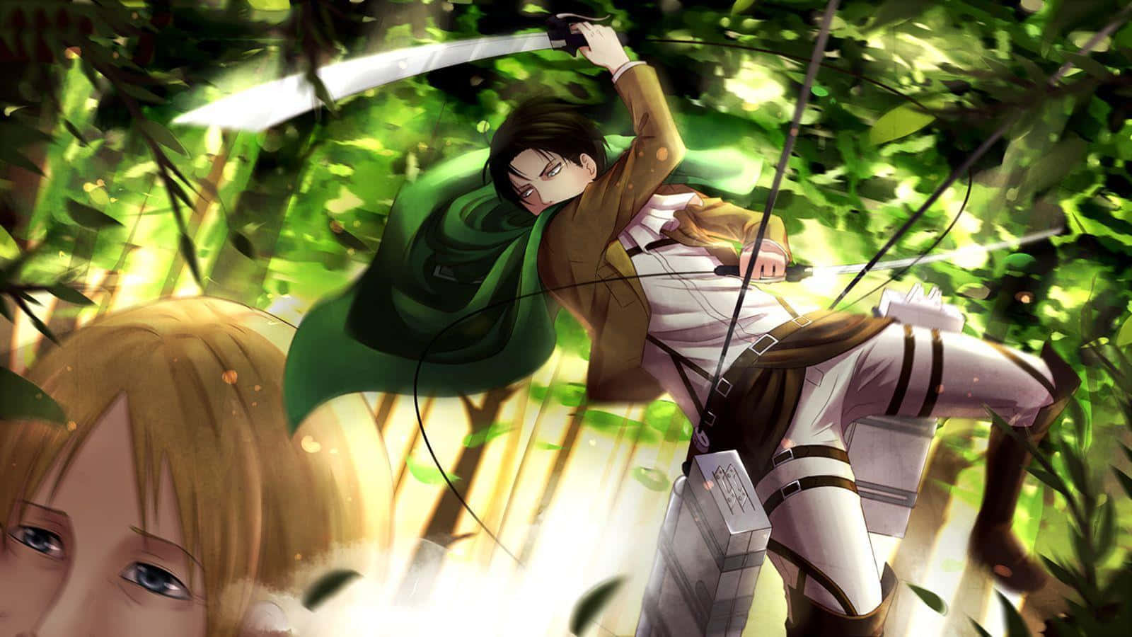 Levi Ackerman Desktop 桌布 壁紙 — 一位身穿綠色斗篷的動漫戰士在陽光照射的樹葉間揮劍，而一位金髮角色向上凝視。
