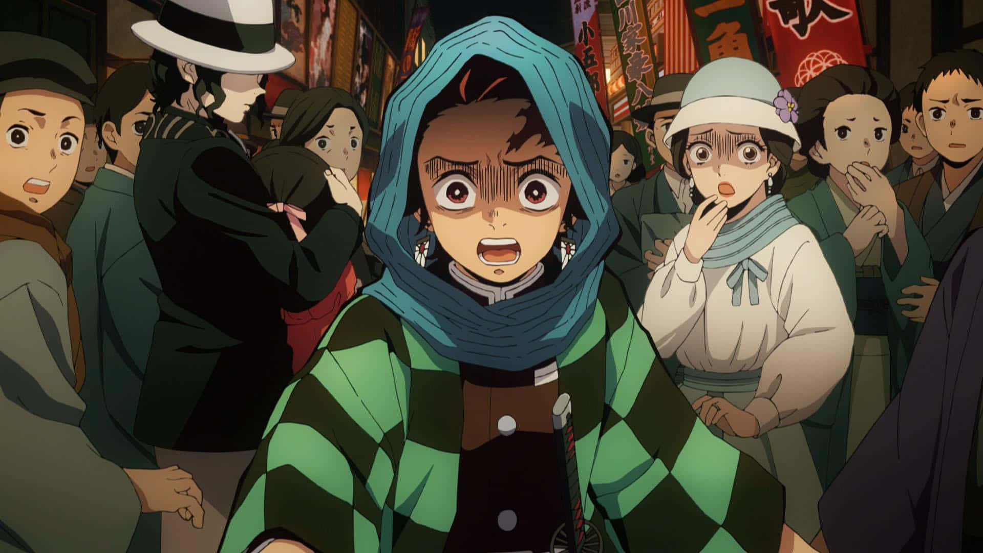 Demon Slayer Corps 桌布 壁紙 — 一位身穿綠色格紋和服和藍色連帽衫的年輕動漫戰士，在擁擠的傳統日本街道上，被圍觀者包圍，顯得震驚。